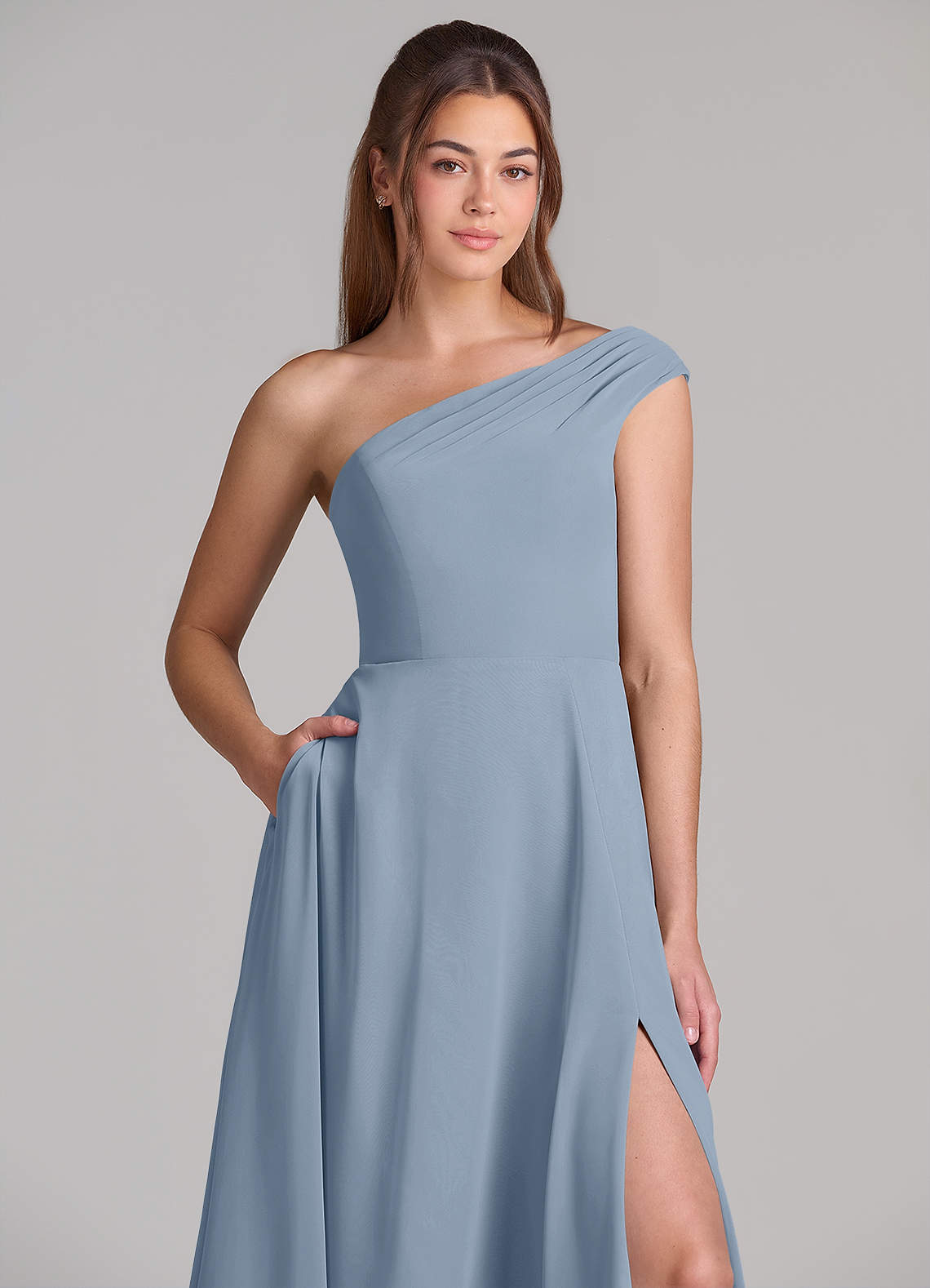 Azazie Melanie Essayer des robes à la maison Robe Trapèze en Mousseline de soie Épaule décolletée Bleu Poussiéreux image4