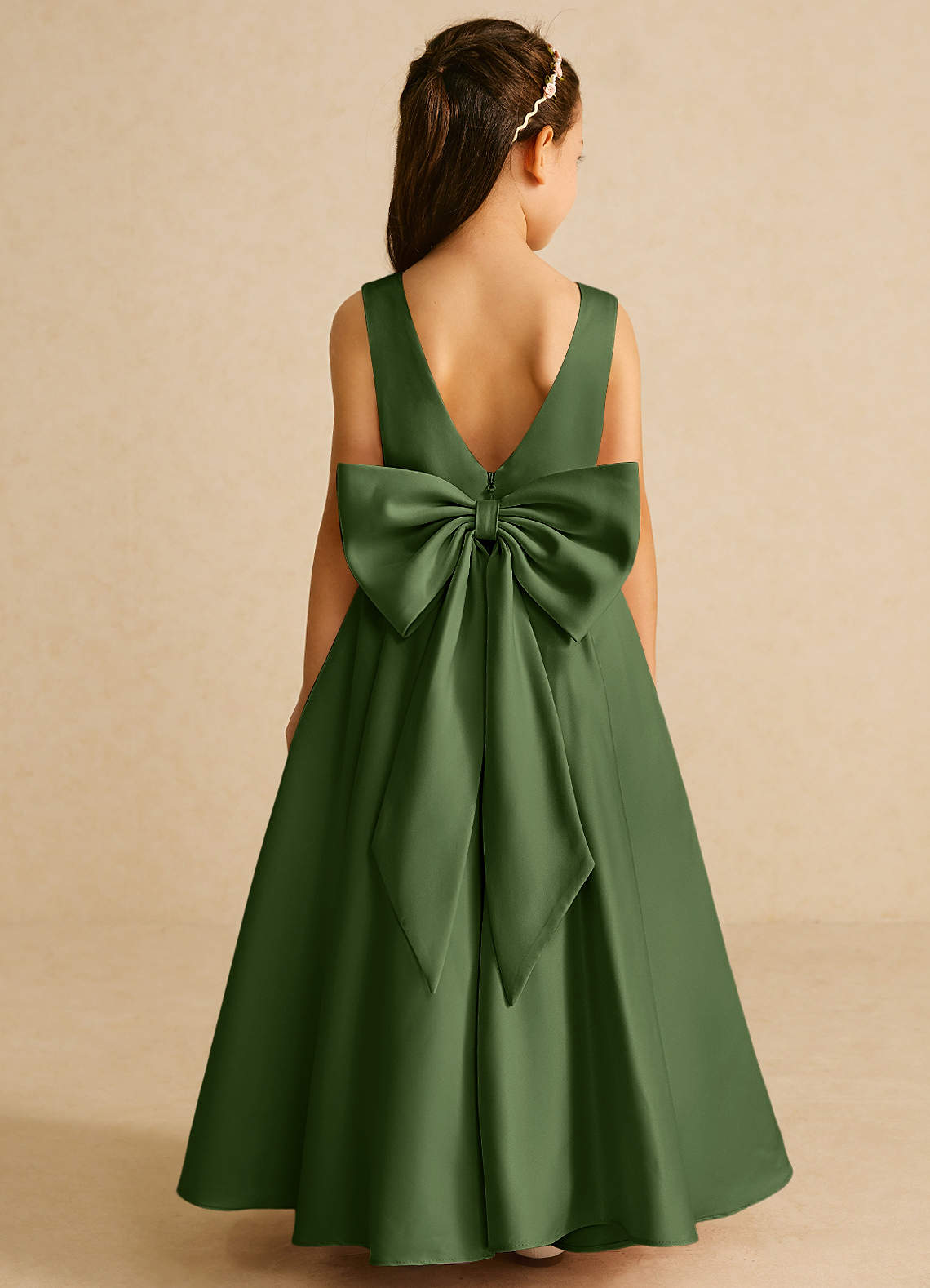 Azazie Pipsy Blumenmädchenkleider A-Linie Schleifen Matte Satin Kleid Olivgrün image1