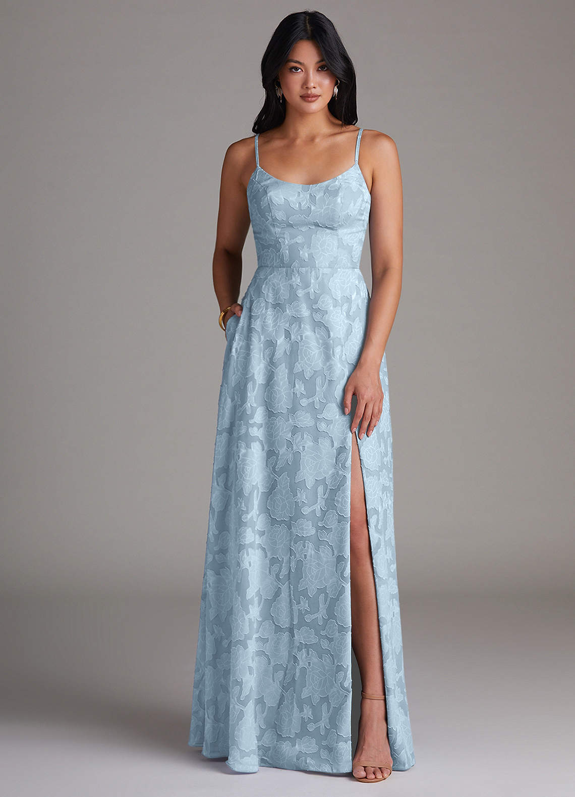Azazie Moira Vestidos de damas de honor Vestido de Azul Cielo de Devorado Floral de Corte en A con Corte Lateral image1