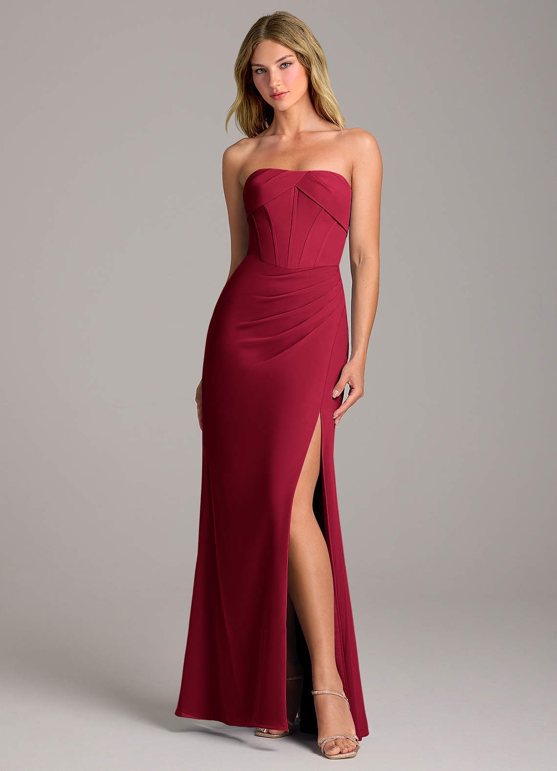 Azazie Chantel Vestidos de damas de honor Vestido de Borgoña de Gasa de Corte Recto Convertible con Sin tirantes image1