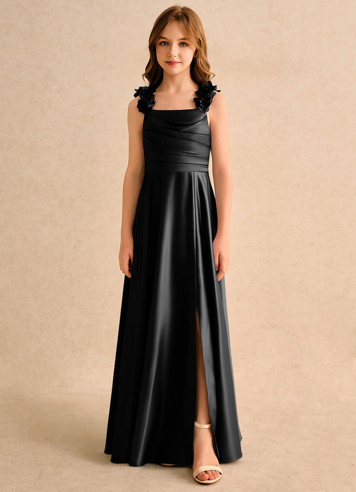 Azazie Rosita Girls Formal Vestidos de florista Vestido Preto de Cetim fosco de Linha A com Plissado image2