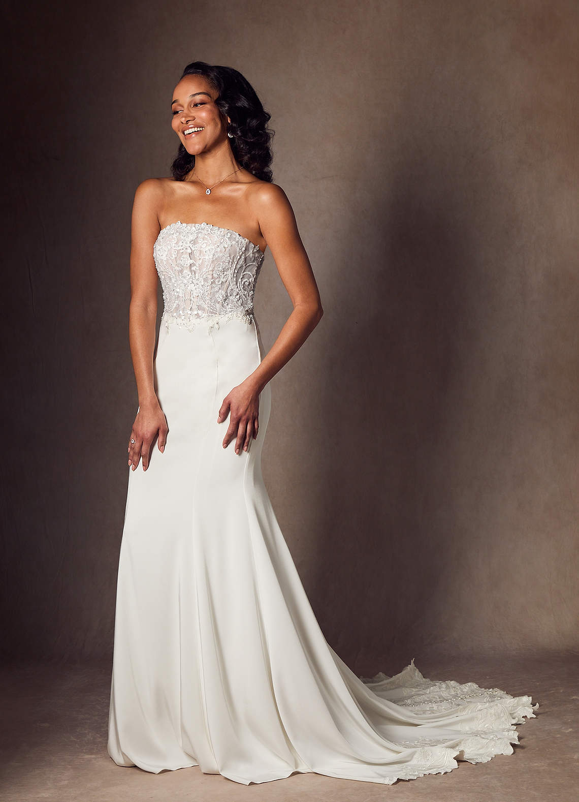 Azazie Lewena Abiti da Sposa Abito Sirena in Raso con Retro in Crepe Pizzo Bianco Diamante Moka image1