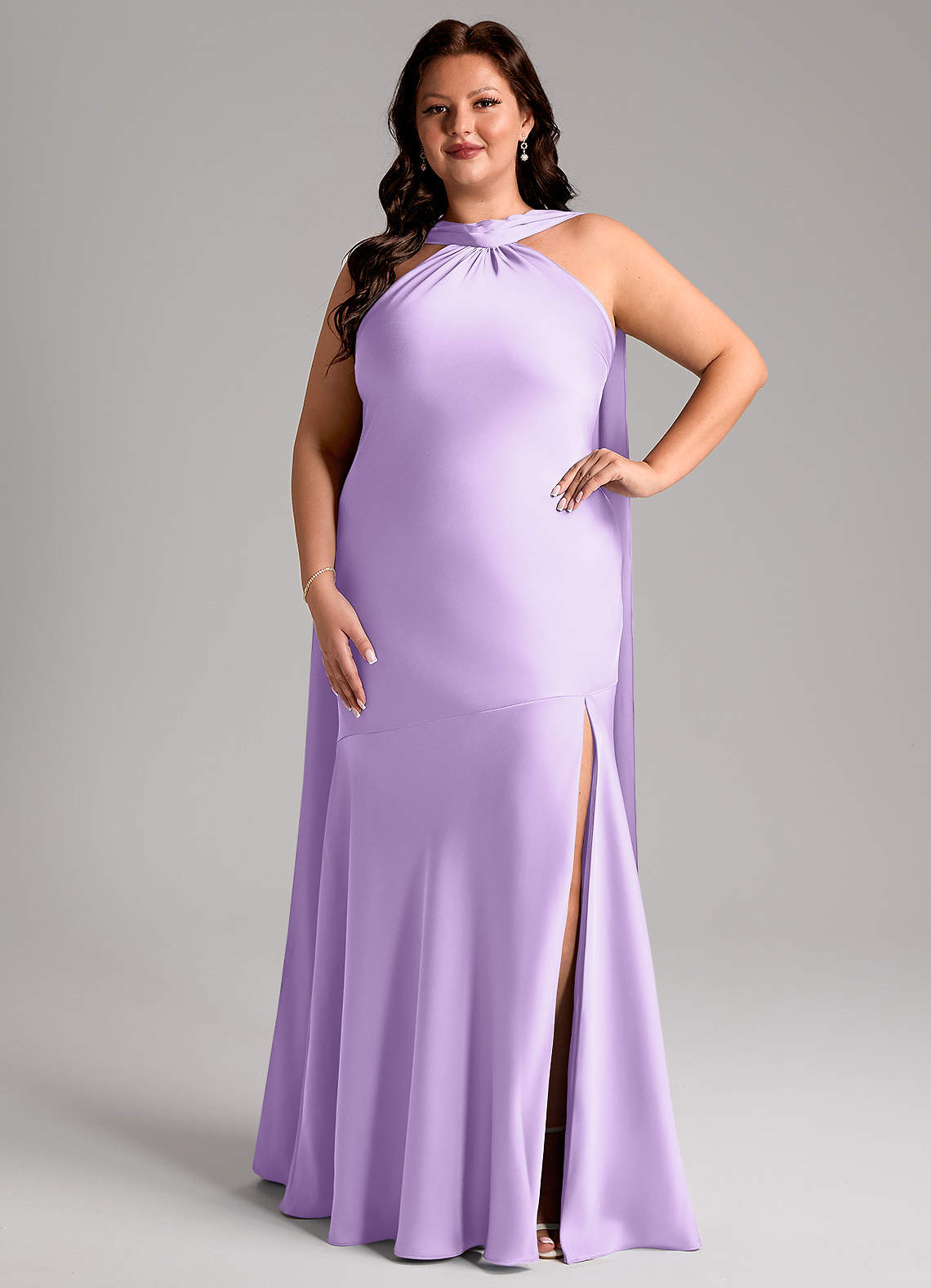 Azazie Kinsley Vestidos de damas de honor Vestido de Lila de Satén Elástico de Corte Sirena con Corte Lateral image1
