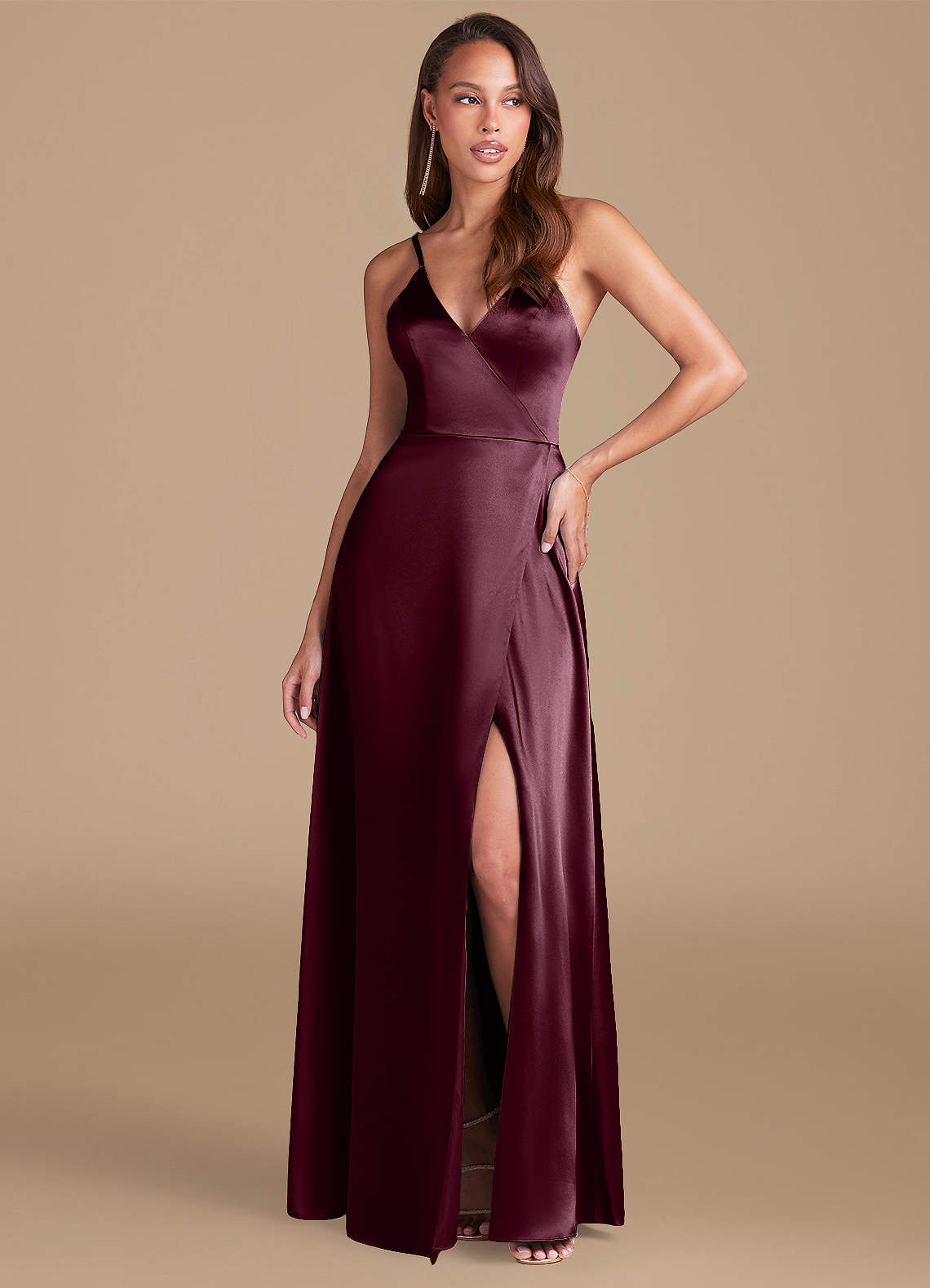 Azazie Maksim Robes de demoiselle d'honneur Robe Trapèze en Satiné métallisé Cabernet image1