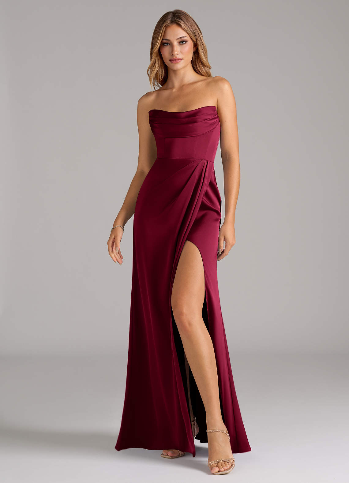 Azazie Johana Robes de demoiselle d'honneur Robe Sirène Convertible en Satin extensible Épaule décolletée Bourgogne image5