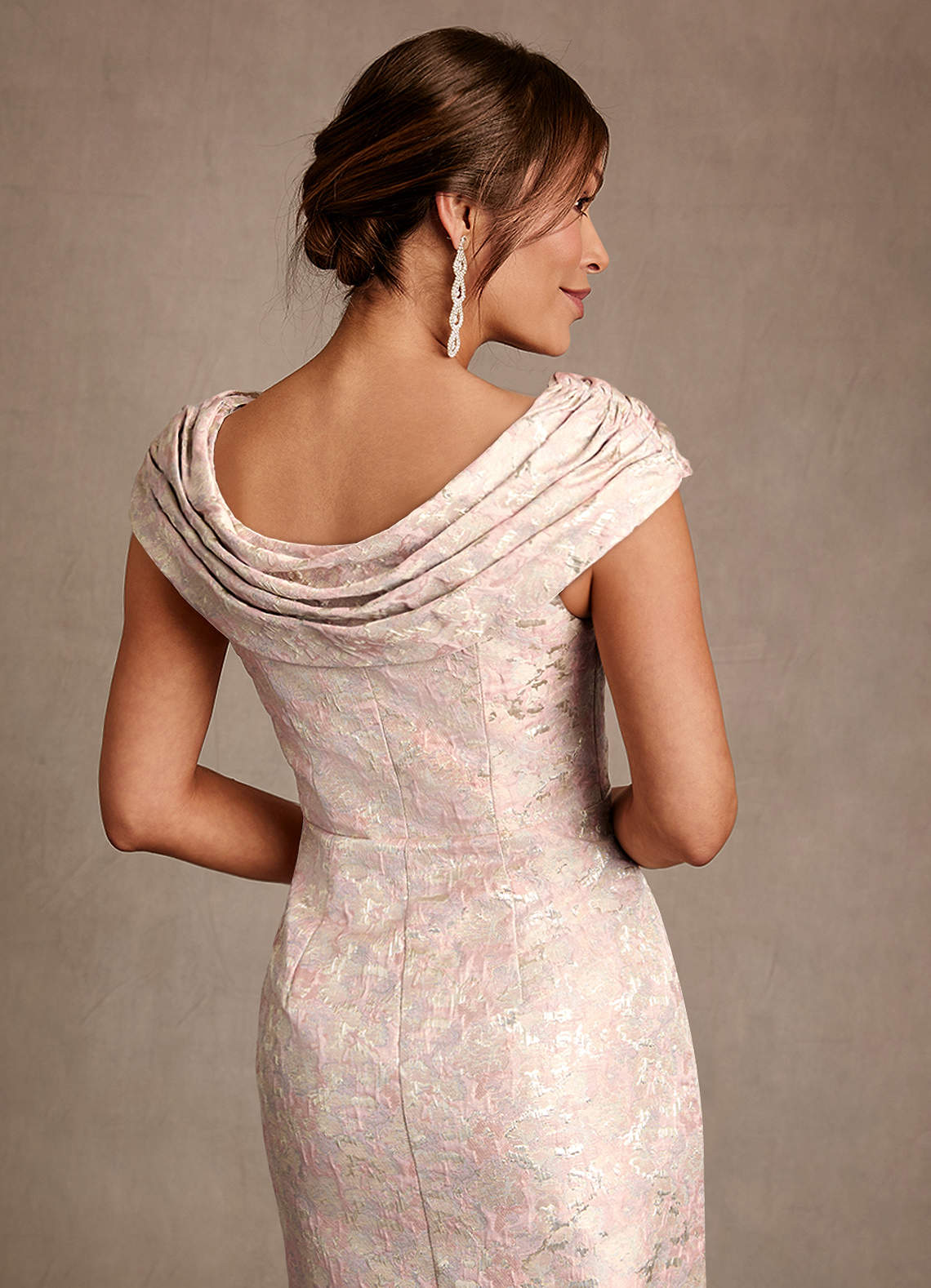 Azazie Alpine Mère de la mariée Robes Robe Trapèze en Jacquard Floral Plissée Rose Poussiéreuse image4