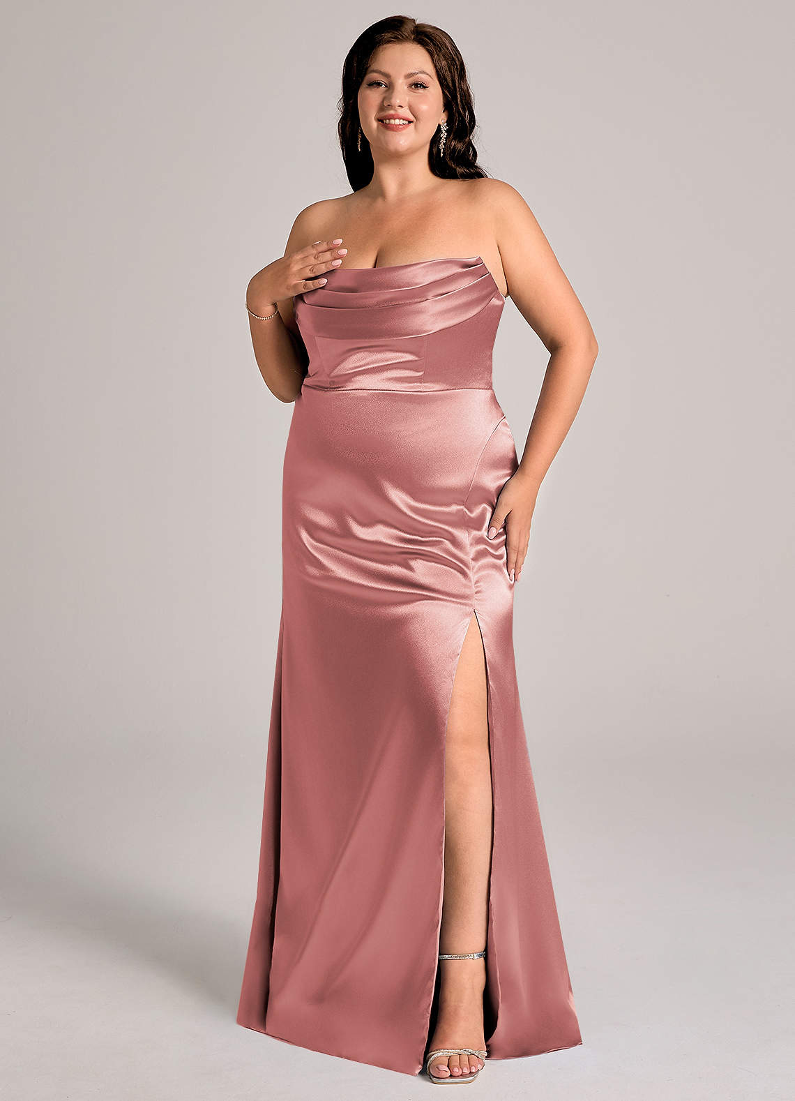 Azazie Saige Vestidos de madrinha de casamento Vestido Rosa Empoeirada de Cetim Metálico de Bainha com Fora do ombro image11