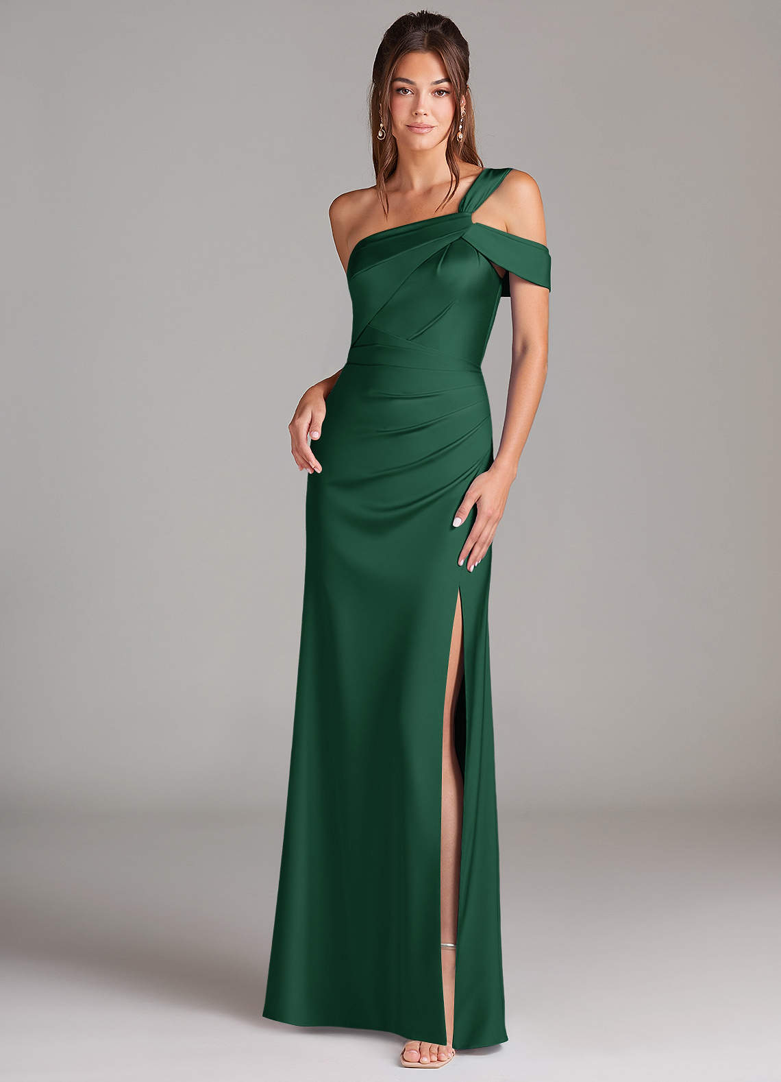 Azazie Wynter Robes de demoiselle d'honneur Robe Fourreau en Satin extensible Épaule décolletée Vert Foncé image1