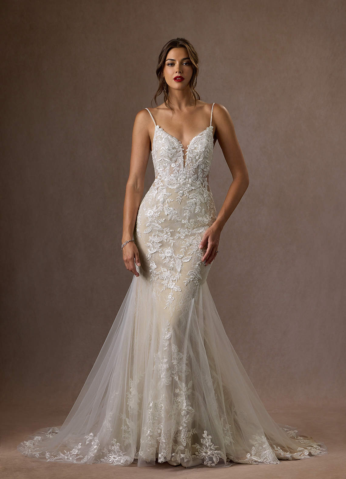 Azazie Leonie Vestidos de novia Vestido de Blanco Diamante Champán de Tul de Corte Sirena con Lentejuelas Cuello V image5