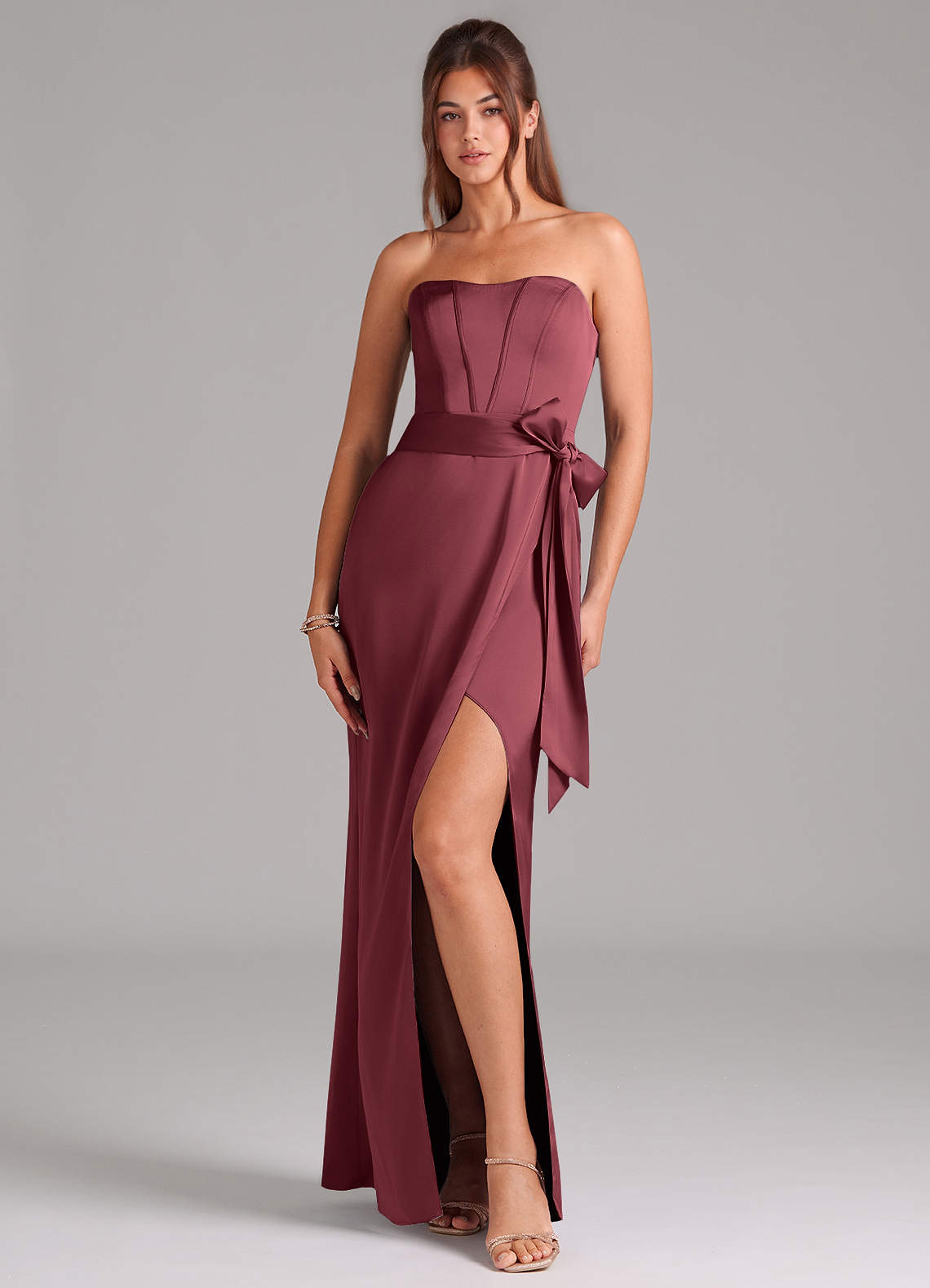 Azazie Jamie Jurken voor bruidsmeisjes Converteerbaar Jurk van Stretch Satijn met A-Lijn Strapless Merlot image1
