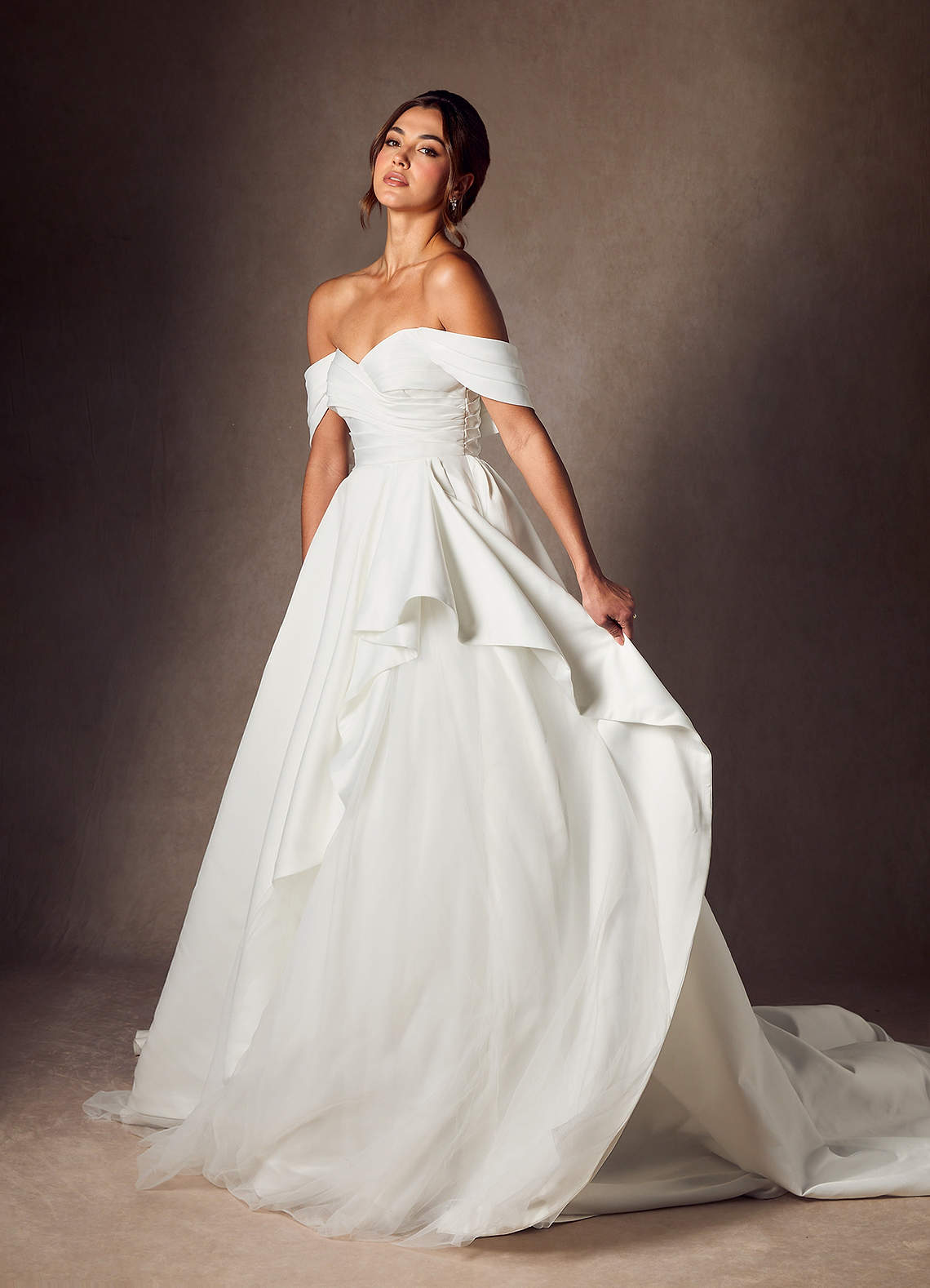 Azazie Alexandria Robes de mariée Robe Trapèze en Mat Satiné Épaule décolletée Blanc De Diamant image3