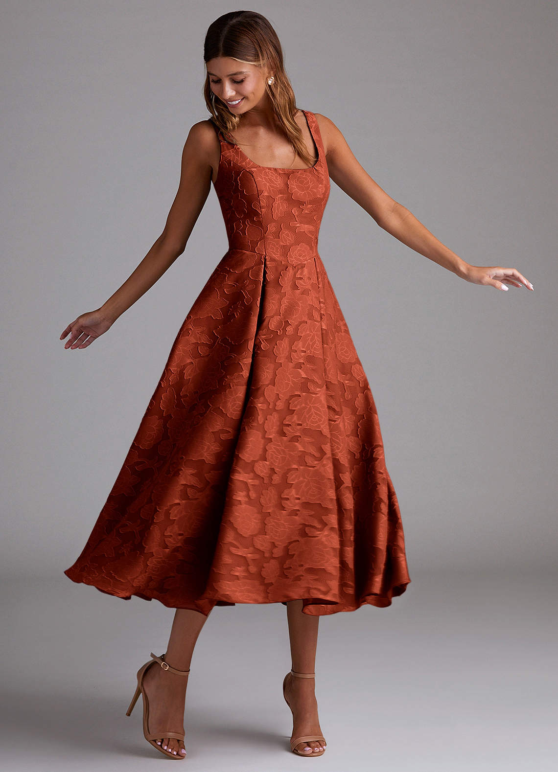 Azazie Amalie Robes de demoiselle d'honneur Robe Trapèze en Blumen-Burnout Plissée Auburn image2
