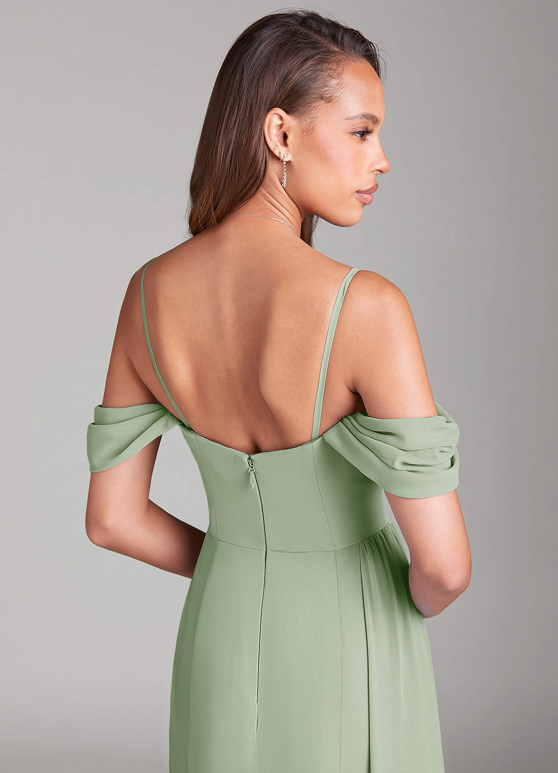 Azazie Amyra Robes de demoiselle d'honneur Robe Fourreau Convertible en Mousseline de soie Épaule décolletée Vert Sauge image7