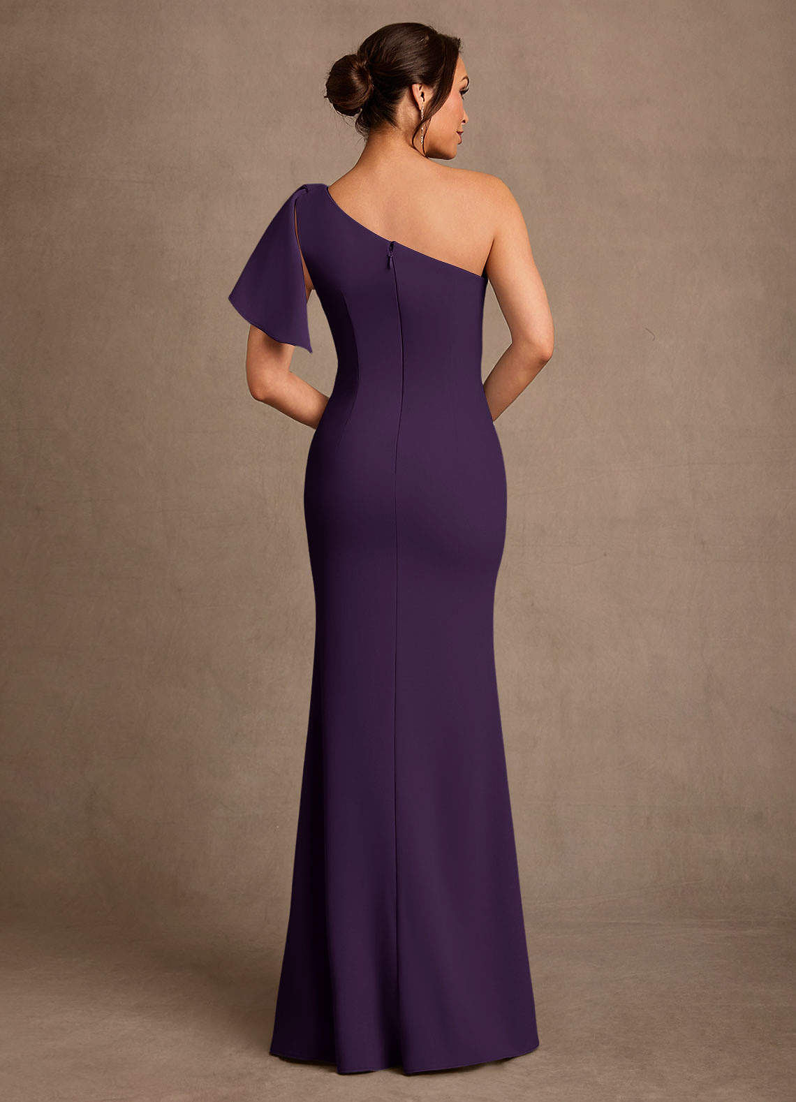 Azazie Haddie vestidos de madre de la novia Vestido de Ciruela de Crepé elástico de Corte Recto con Hombro unilateral image1