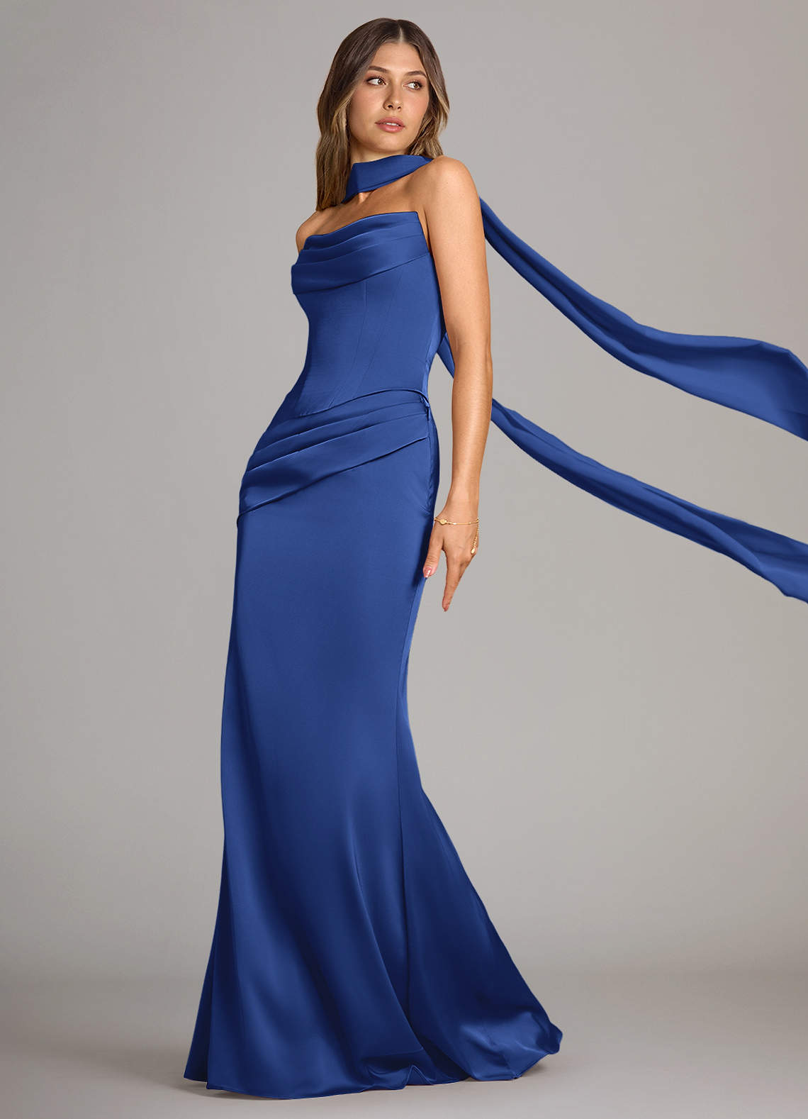 Azazie Sorrel Vestidos de damas de honor Vestido de Azul Real de Satén Elástico de Corte Sirena Convertible con Sin tirantes image3