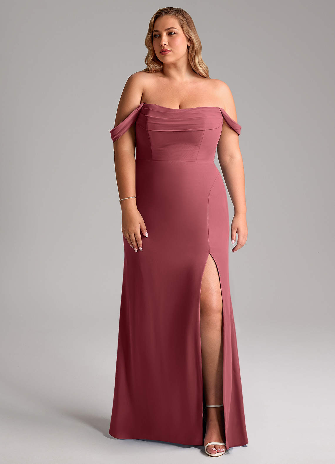Azazie Saige Vestidos de damas de honor Vestido de Merlot de Gasa de Corte en A Convertible con Vestidos sin tirantes image9