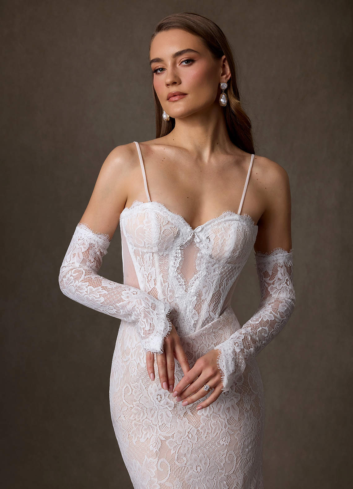 front Luvas de noiva com renda floral e decote ombro a ombro