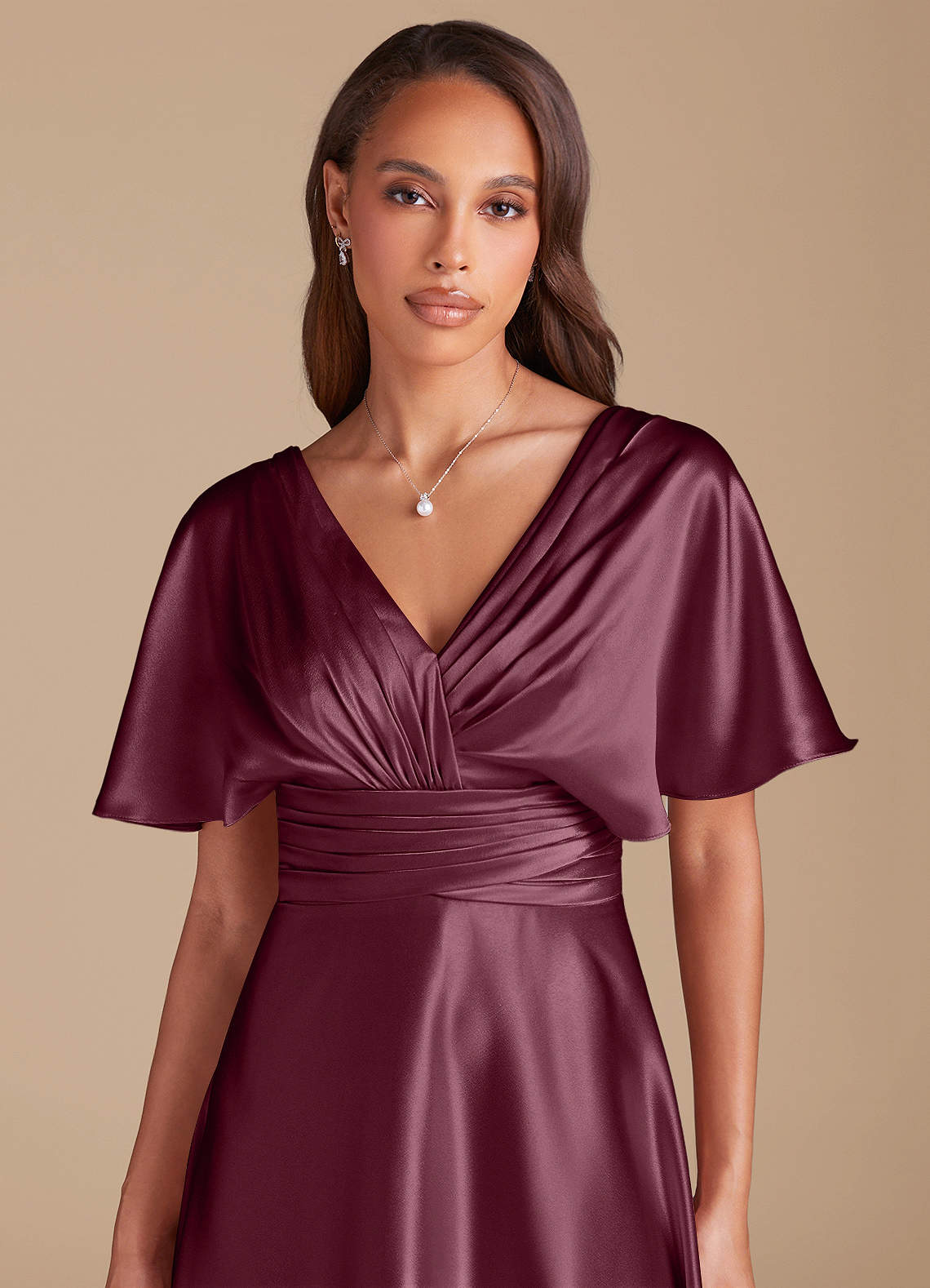 Azazie Pamela Vestidos de damas de honor Vestido de Cabernet de Satén Metálico de Corte en A con Plisado image1