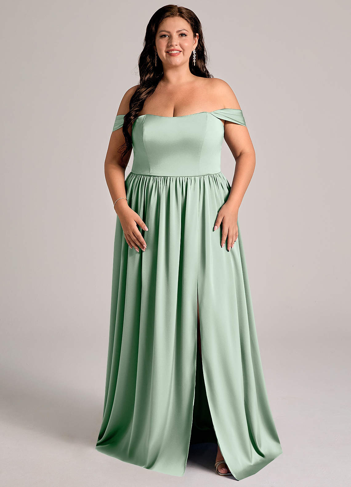 Azazie Calianna Jurken voor bruidsmeisjes Converteerbaar Jurk van Stretch Satijn met A-Lijn Off the Shoulder Agave image1