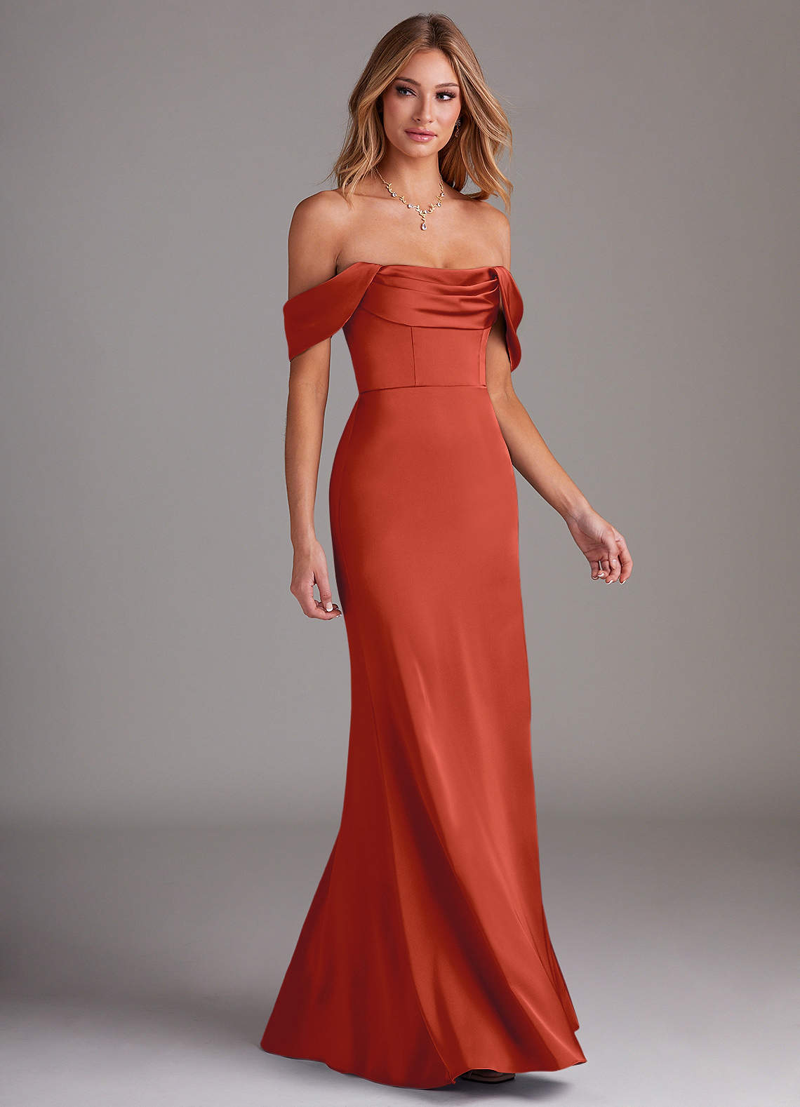 Azazie Saige Abiti da Damigella Abito Tubino in Raso Elasticizzato a Spalla Scoperta Ruggine image5