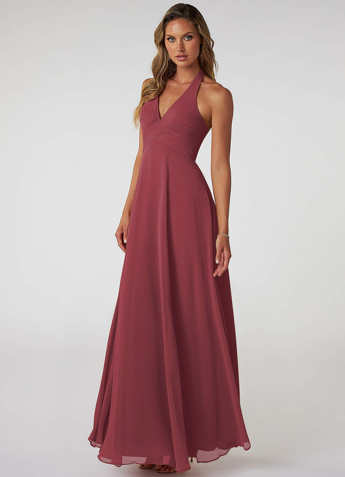 Azazie Tessie Vestidos de damas de honor Vestido de Merlot de Gasa de Corte en A con Cuello en V plisado image2