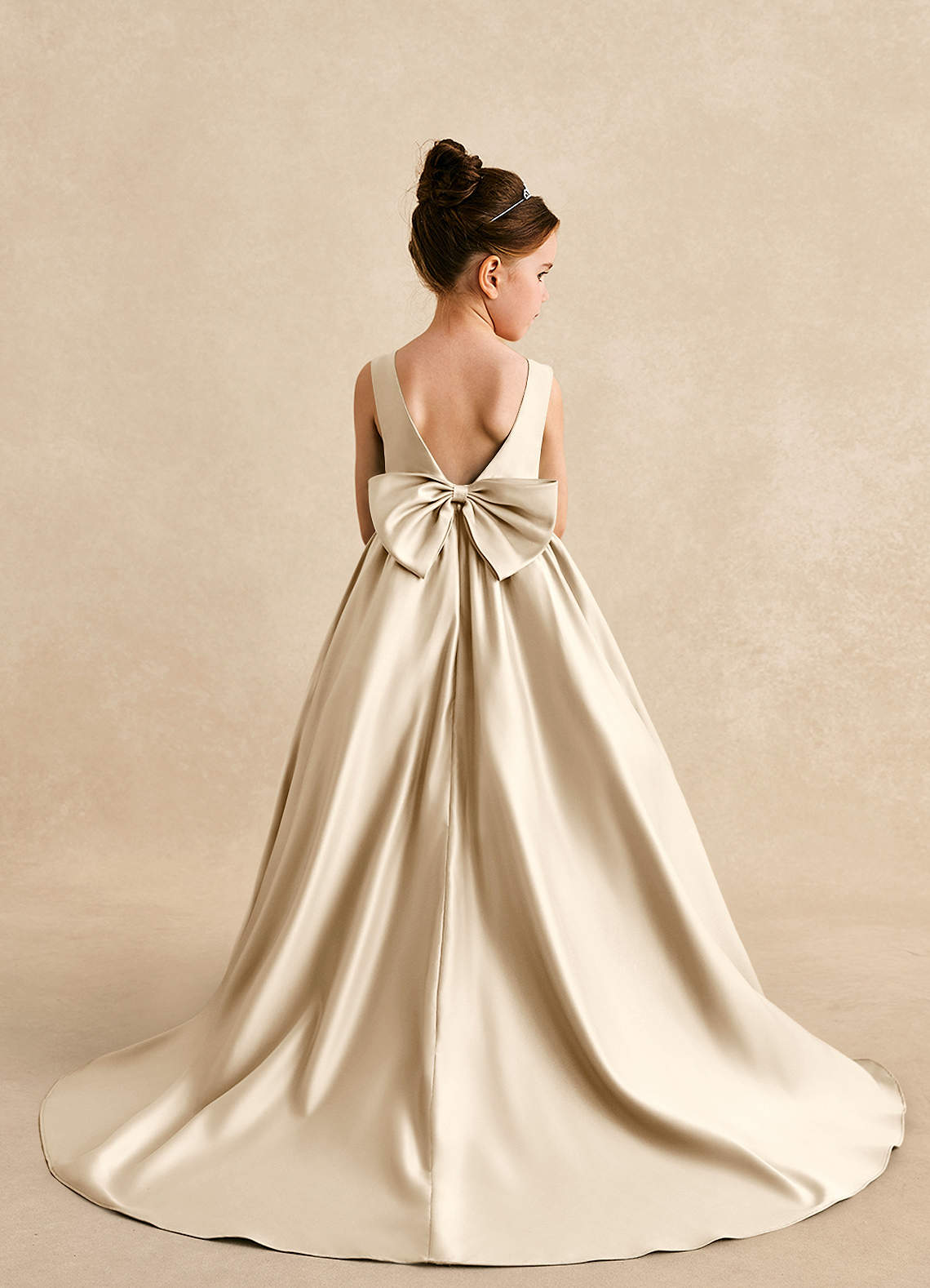 Azazie Mimia Robe Demoiselle D'honneur Fillette Robe Trapèze en Mat Satiné Arc Champagne image1