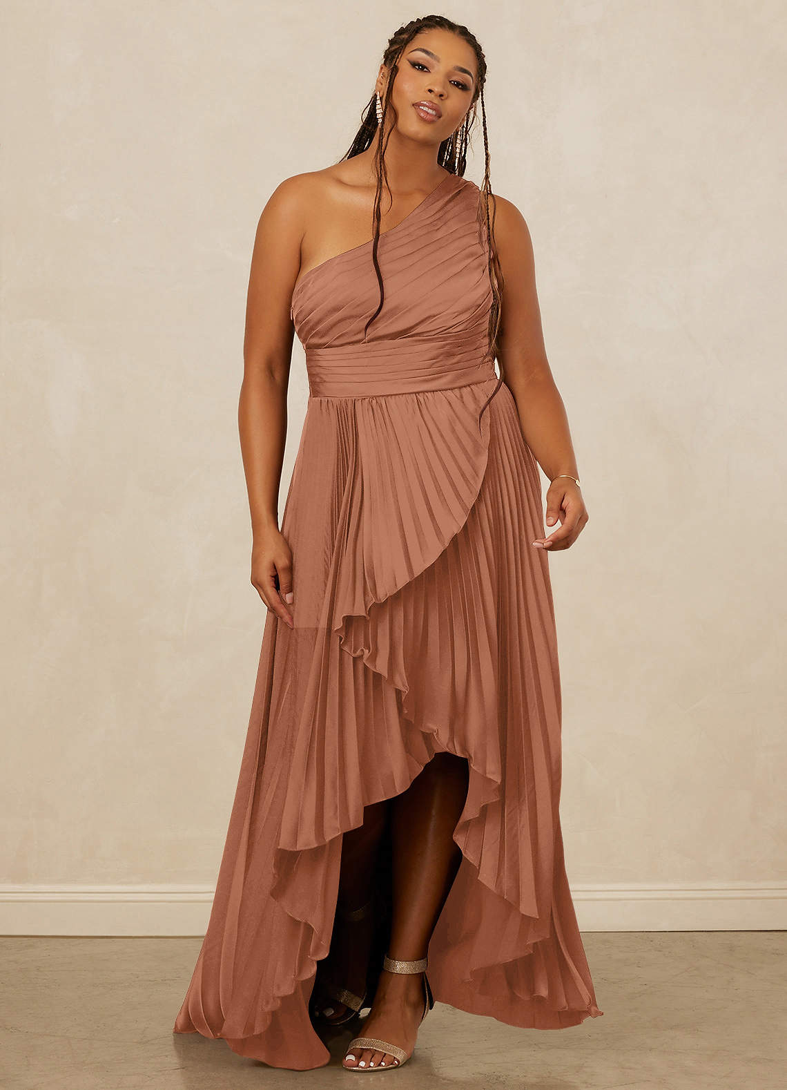 Christian Siriano Bridal for Azazie 1008 Robes de demoiselle d'honneur Robe Trapèze en Satin extensible Ue épaule Bronze image1