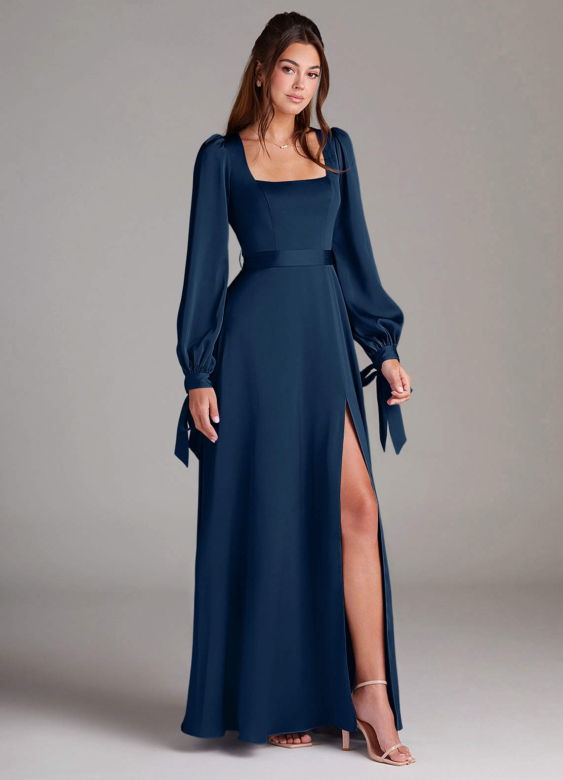 Azazie Leonia Robes de demoiselle d'honneur Robe Trapèze en Satin extensible Manche longue Bleu Marine Foncé image2
