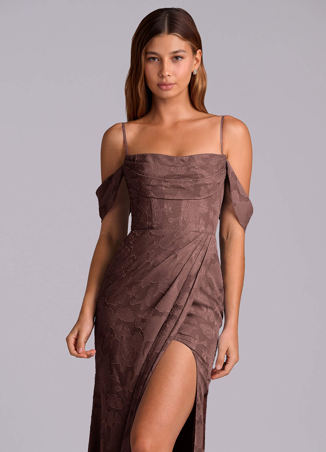 Azazie Johana Brautjungfernkleider Wandelbar Meerjungfrau-Linie Schulterfrei Blumen-Burnout Kleid Espresso image1