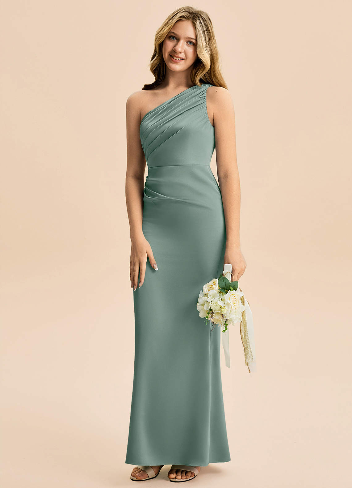 Azazie Akilah Junior Robe Fourreau en Satin extensible Plissée Sauge D'argent image4