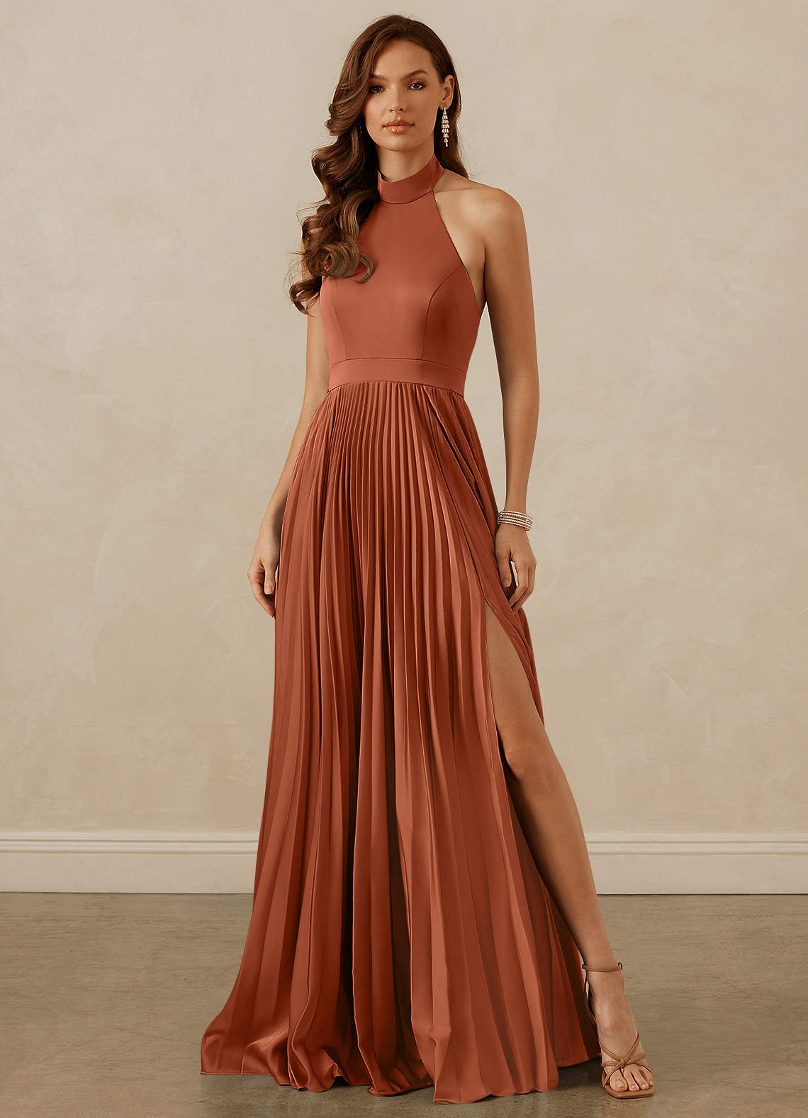 Christian Siriano Bridal for Azazie 1007 Robes de demoiselle d'honneur Robe Trapèze en Satin extensible Plissée Rose De Cèdre image1