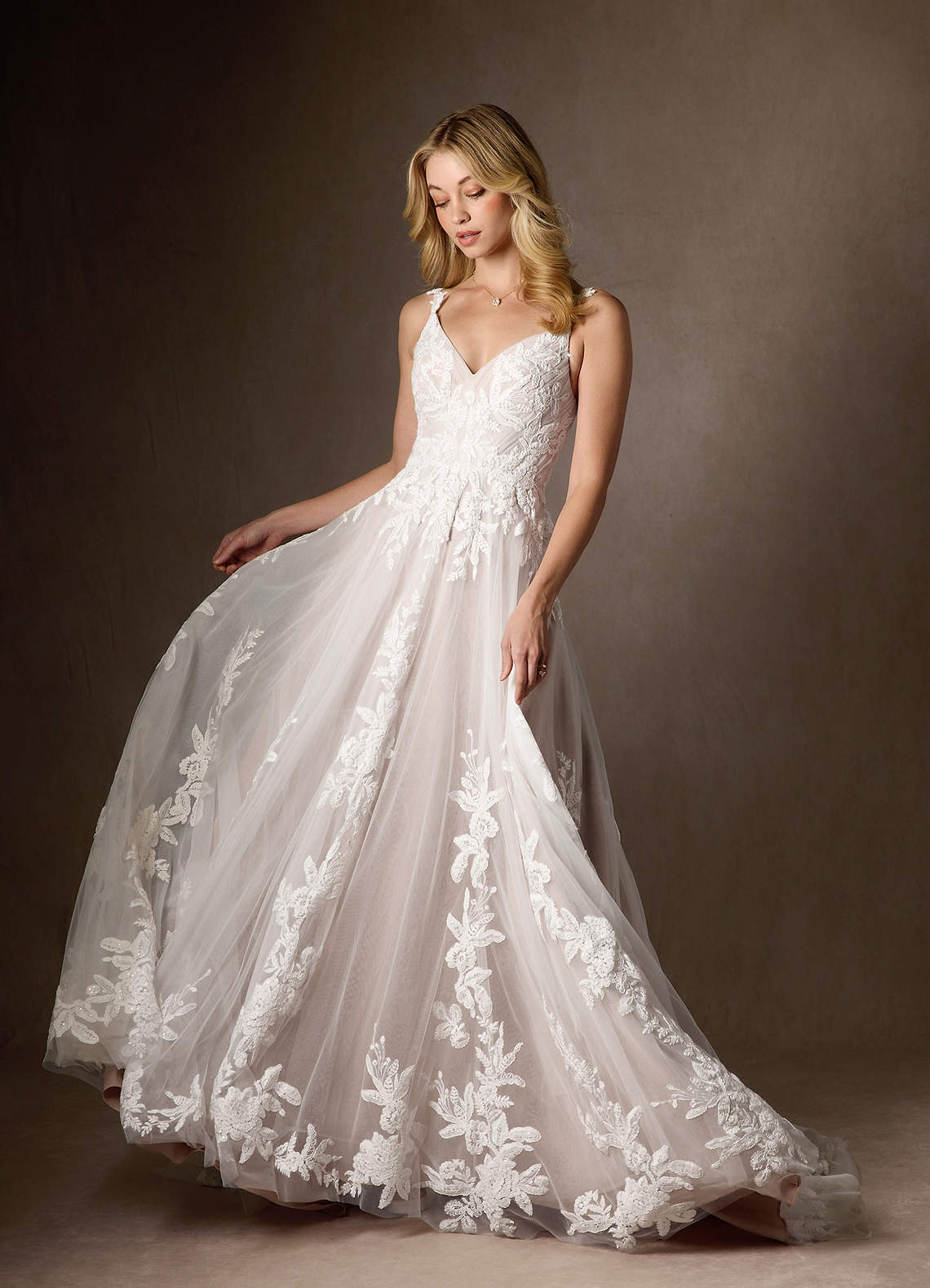 Azazie Delaina Vestido Branco Diamante Cacau de Tule de Linha A com  Lantejoulas | Azazie, image size:1140x1578