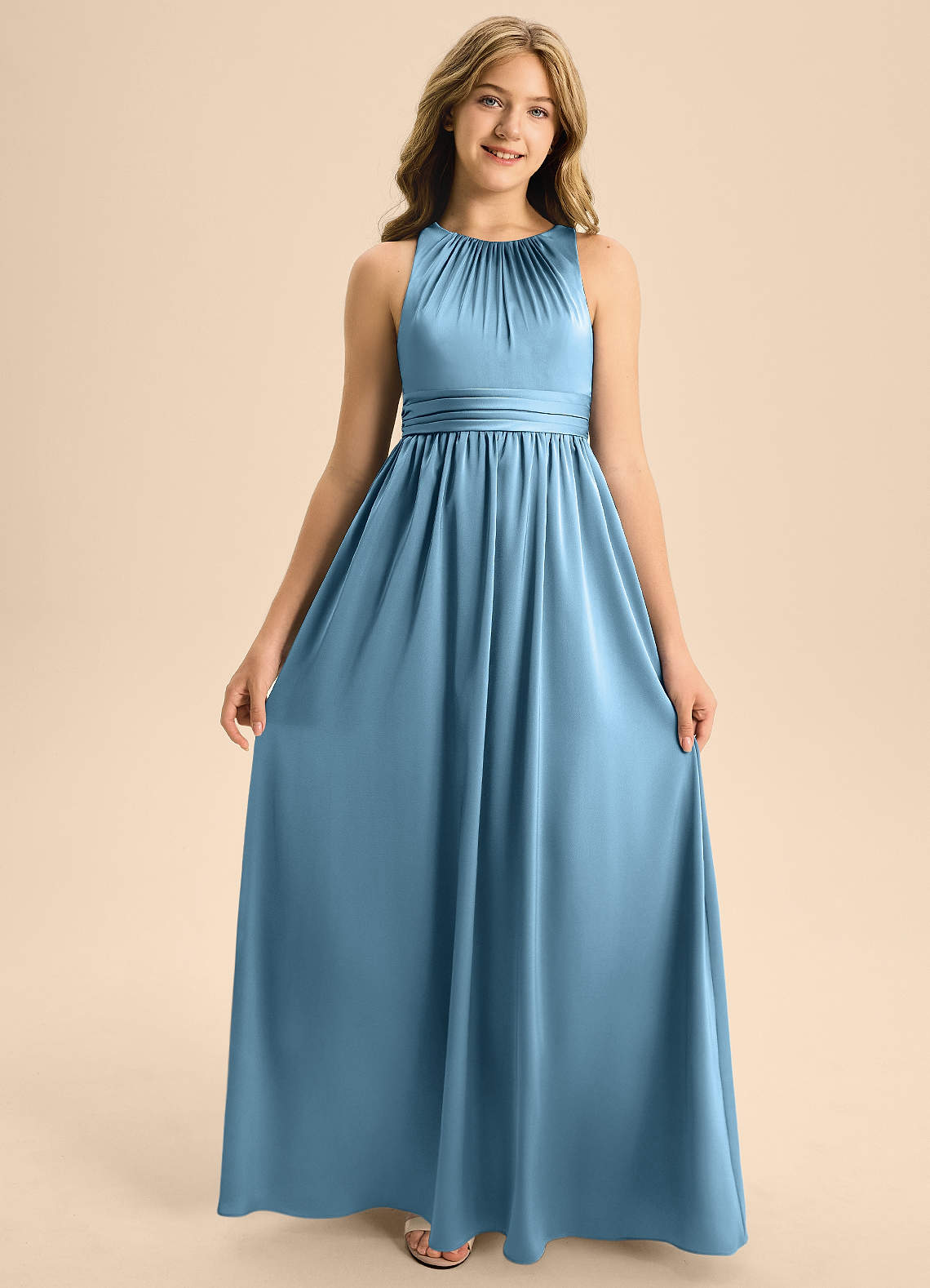 Azazie Jaylah Junior Vestido de Azul Acero de Satén Elástico de Corte en A con Plisado image5