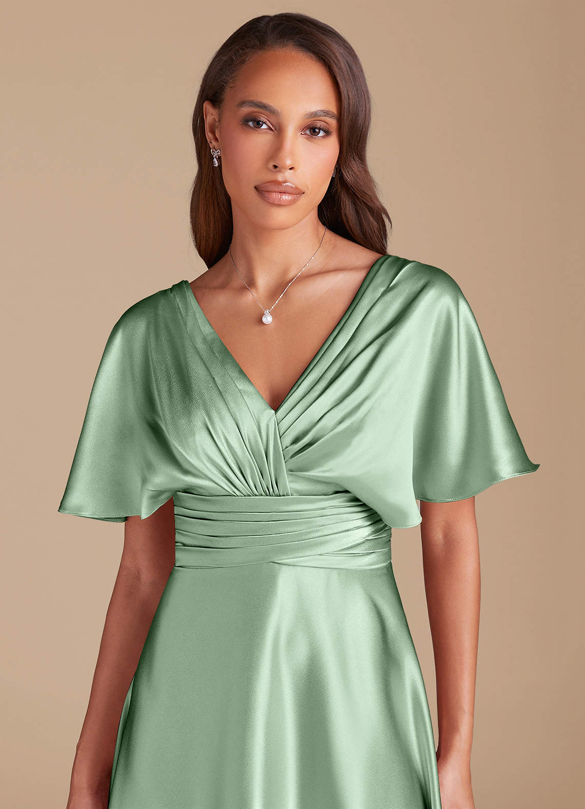 Azazie Pamela Robes de demoiselle d'honneur Robe Trapèze en Satiné métallisé Plissée Matcha image1