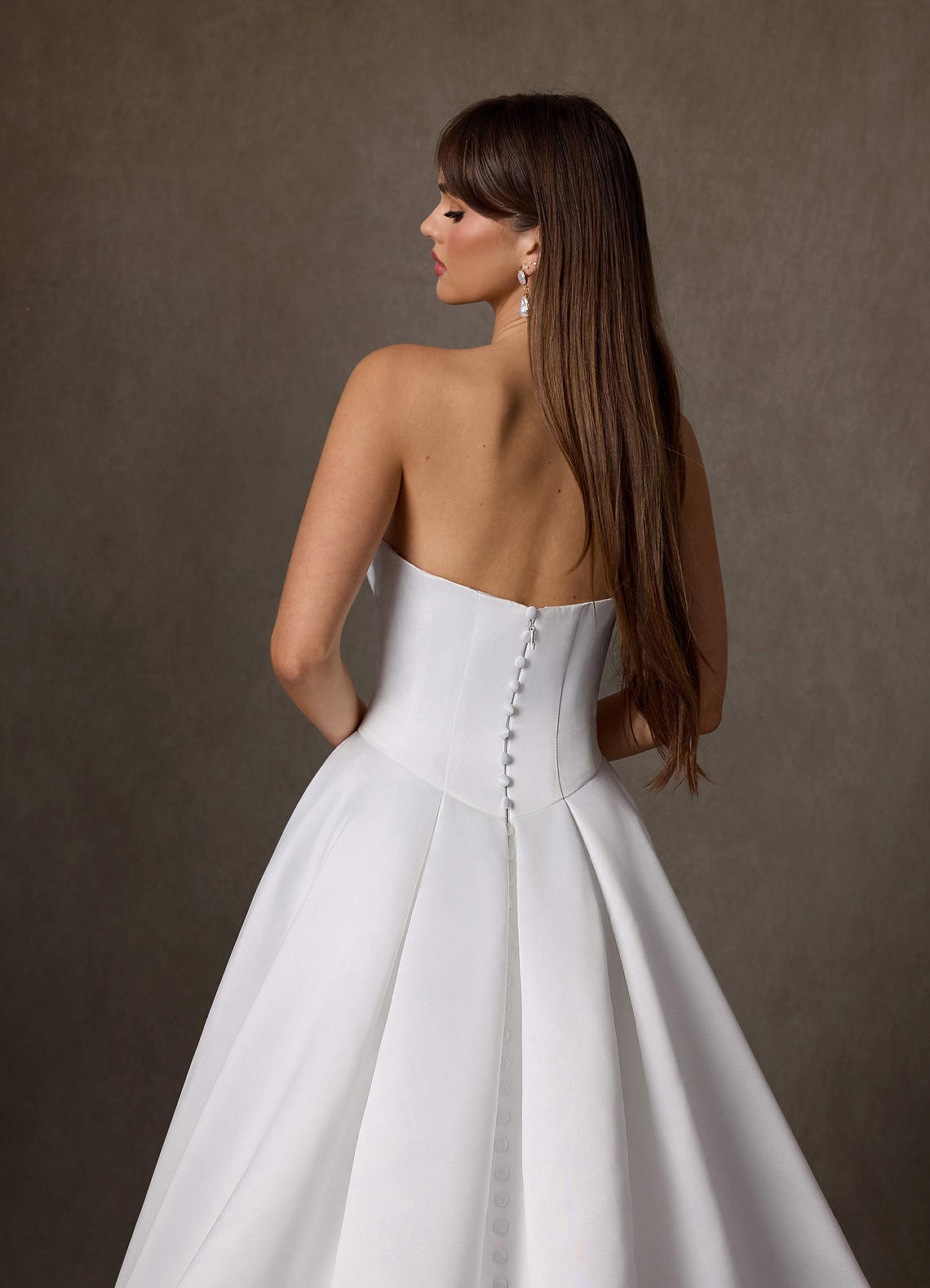 Azazie Constantina 웨딩드레스 A라인 스트랩리스 새틴 채플 트레인 드레스 image5