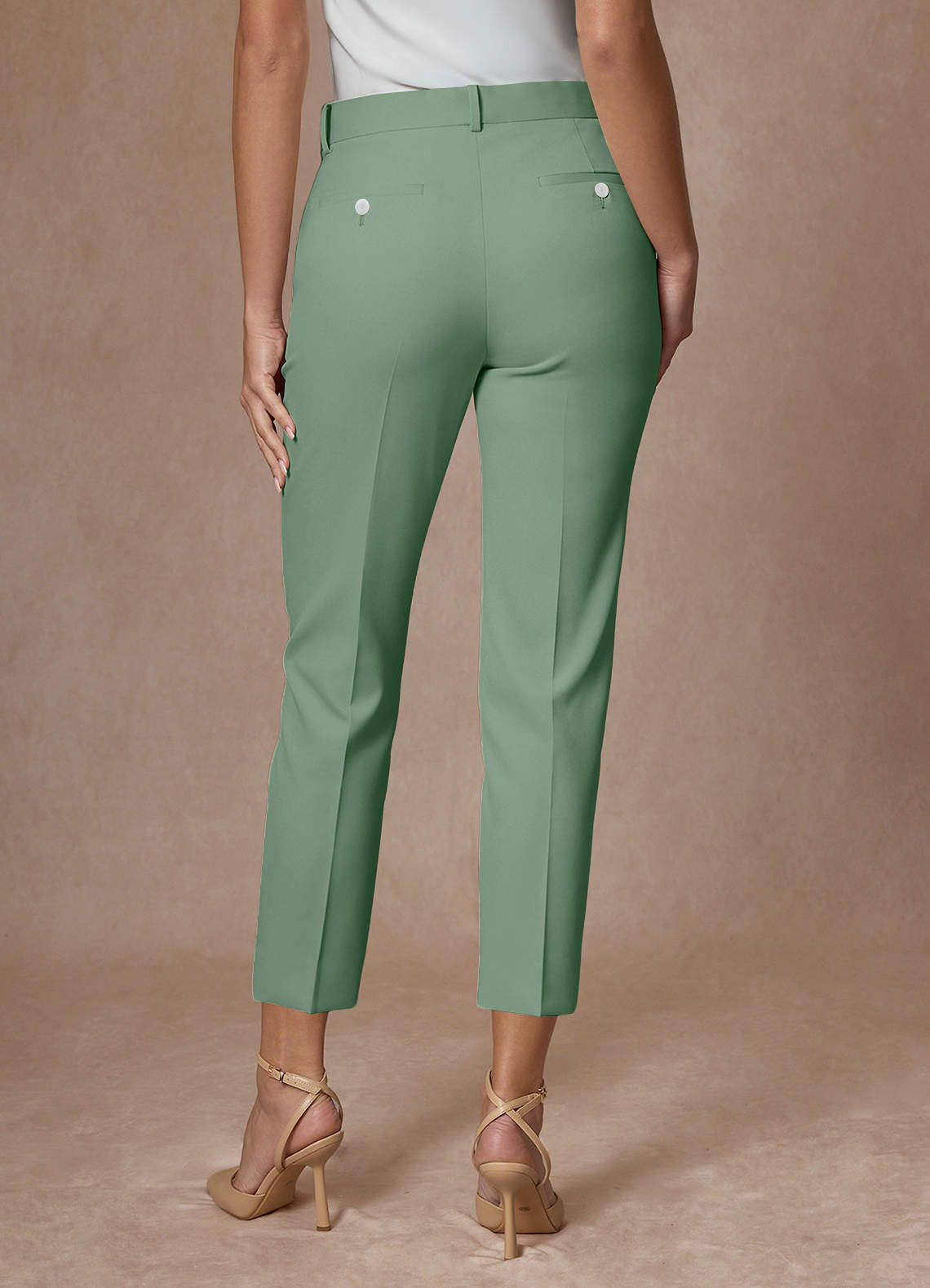 front Whitney Matcha Pantalon habillé court performant en tissage raffiné