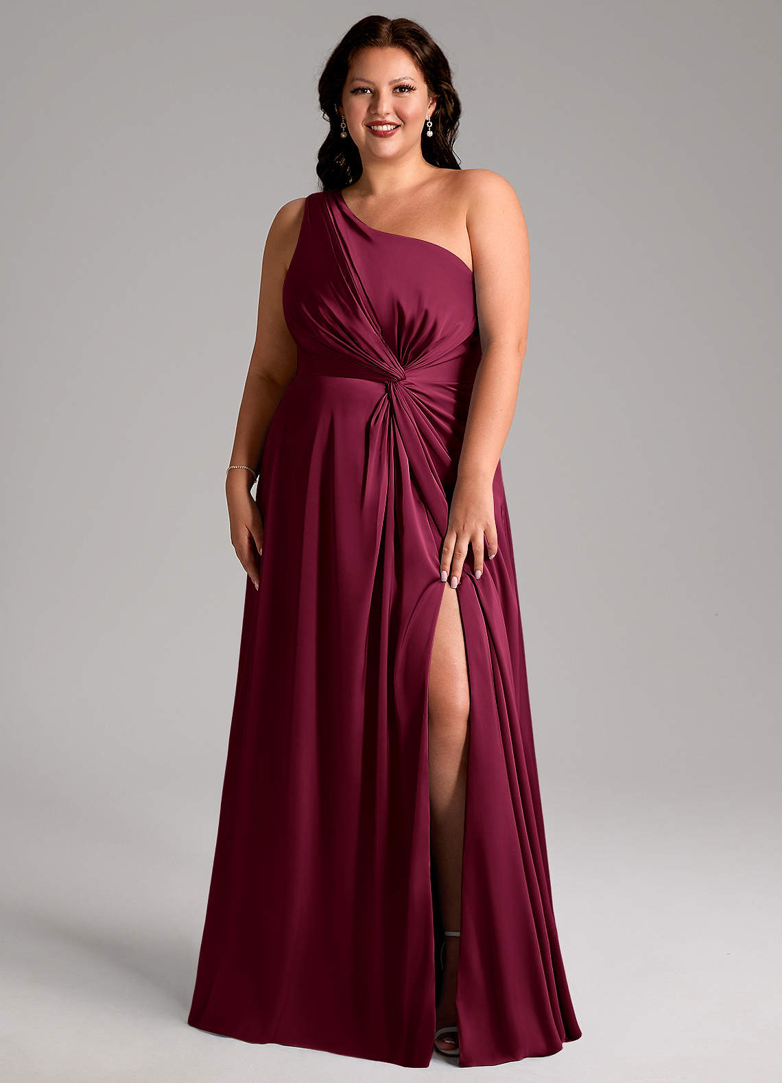 Azazie Brooke Vestidos de damas de honor Vestido Borgoña de Satén Elástico de Línea A con Un hombro image1