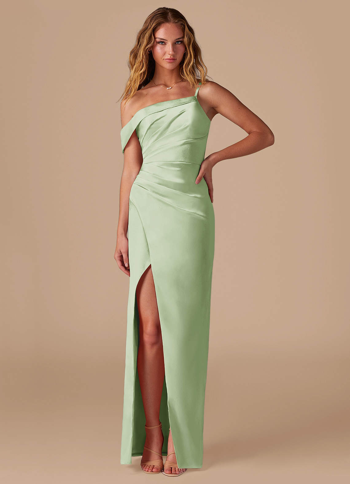 Azazie Lia Vestidos de damas de honor Vestido de Salvia Polvorienta de Satén Metálico de Corte Recto con Vestidos sin tirantes image1