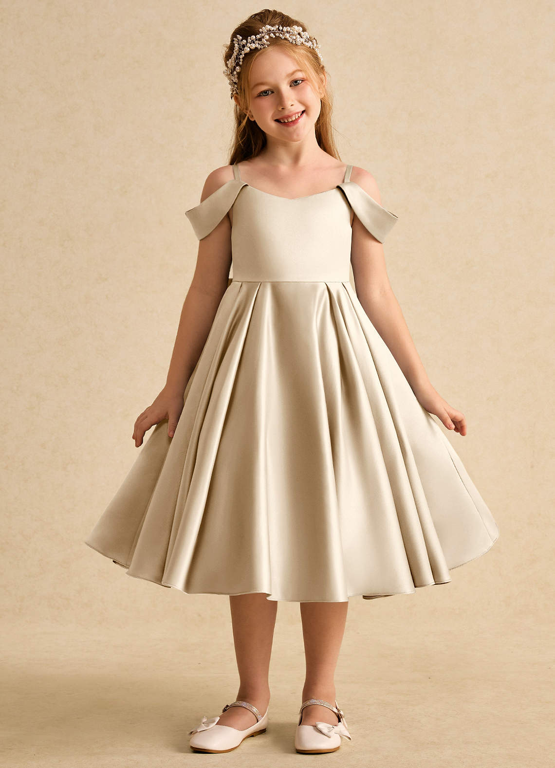 Azazie Favia Robe Demoiselle D'honneur Fillette Robe Trapèze en Mat Satiné Épaule décolletée Champagne image1