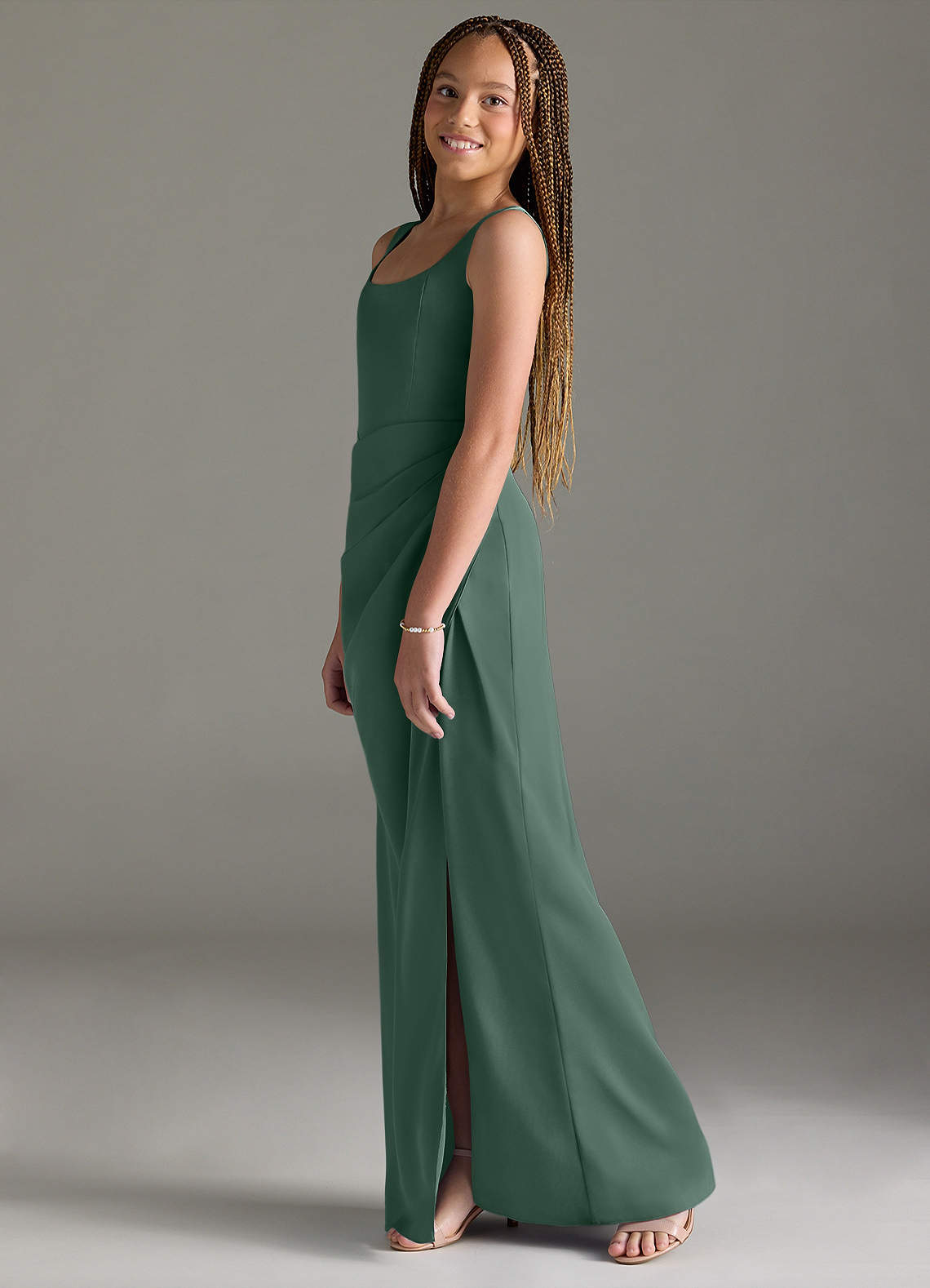 Azazie Mero Junior Vestido de Eucalipto de Satén Elástico de Corte Sirena con Plisado image3