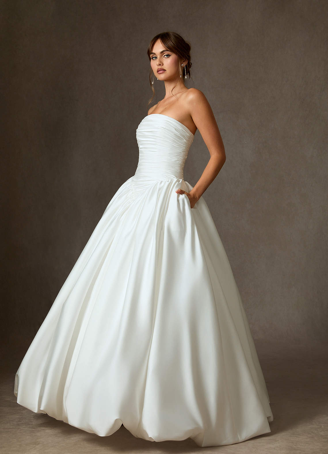 Azazie Shae Vestidos de novia Vestido de Diamante Blanco de Satén Elástico de Corte Princesa con Sin tirantes image4