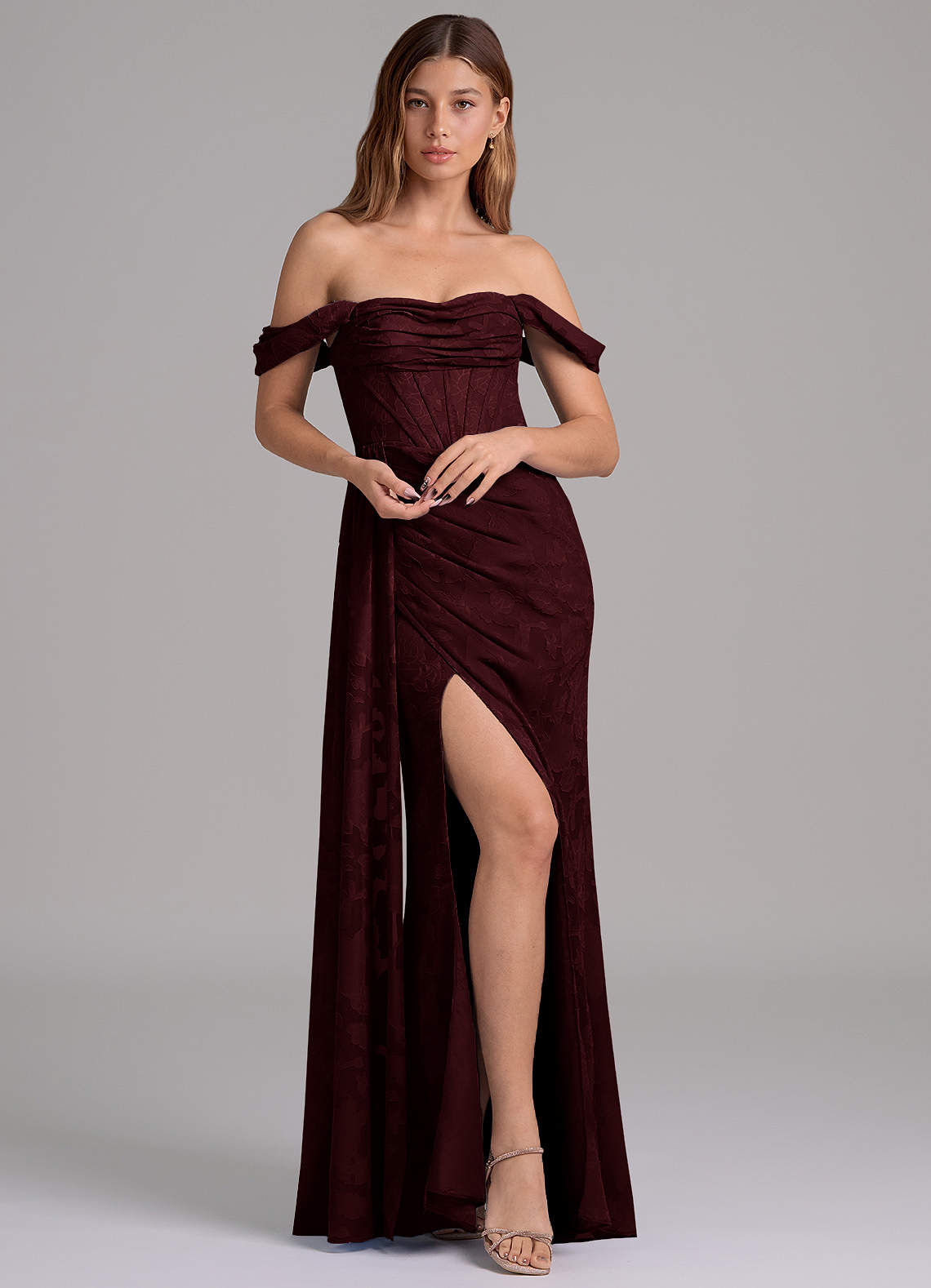 Azazie Amyra Brautjungfernkleider Wandelbar Meerjungfrau-Linie Schulterfrei Blumen-Burnout Kleid Cabernetrot image1