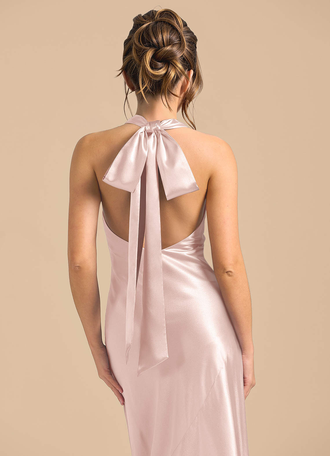 Azazie Velli Robes de demoiselle d'honneur Robe Fourreau en Satiné métallisé Col Haut Rose Pâle image5