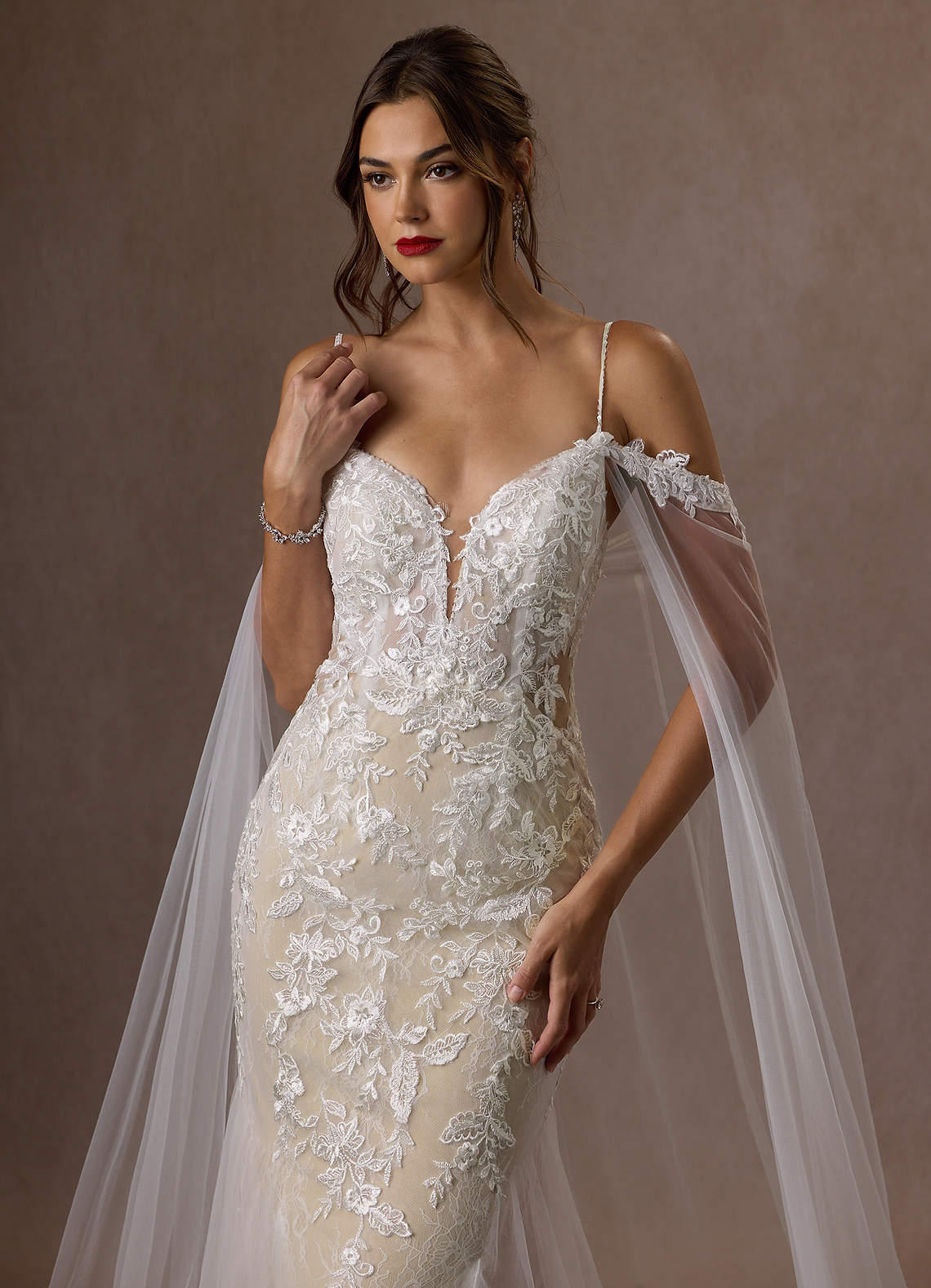 Azazie Leonie Vestidos de novia Vestido de Blanco Diamante Champán de Tul de Corte Sirena con Lentejuelas Cuello V image9