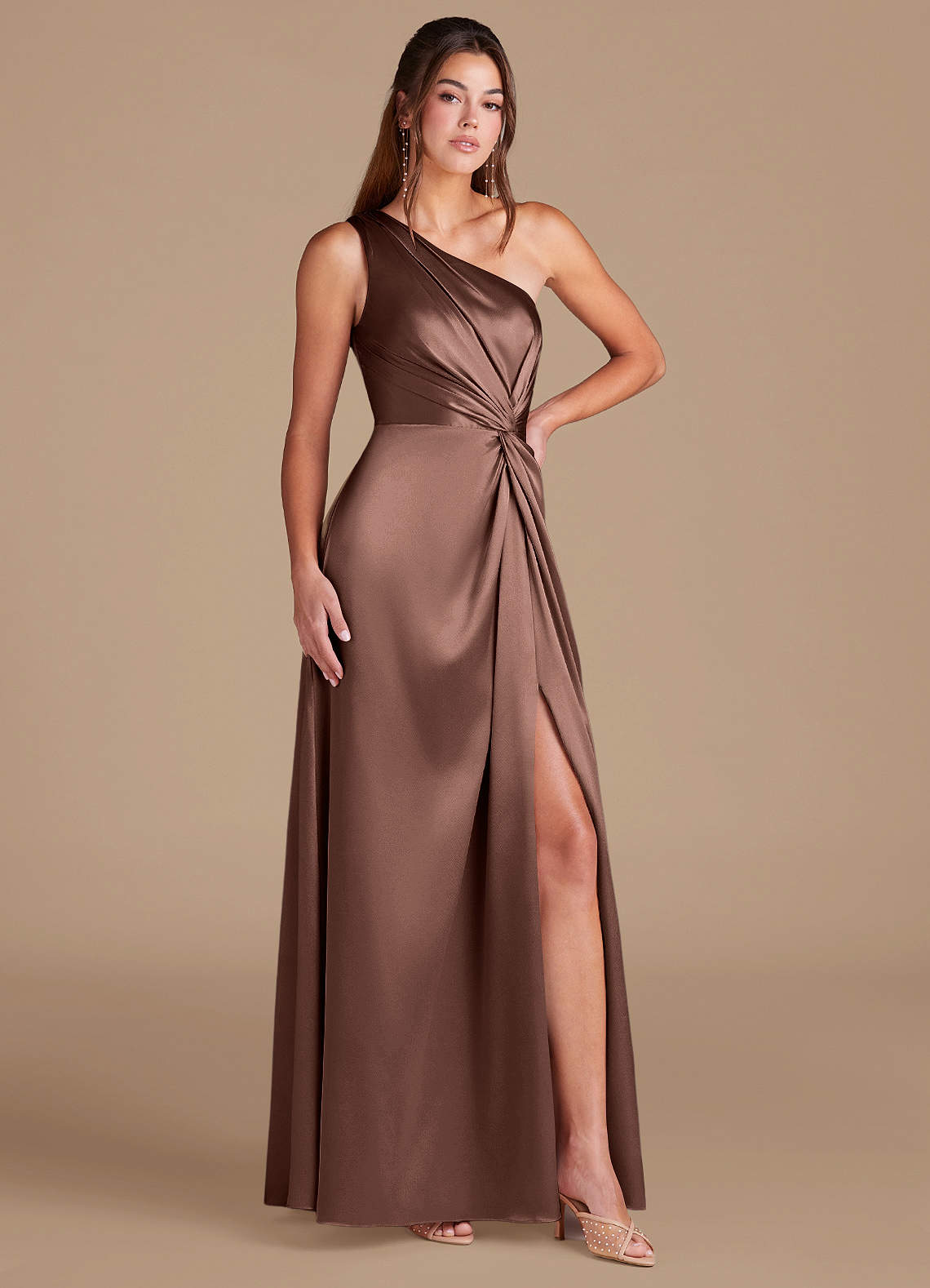 Azazie Brooke Robes de demoiselle d'honneur Robe Trapèze en Satiné métallisé Une épaule Expresso image2