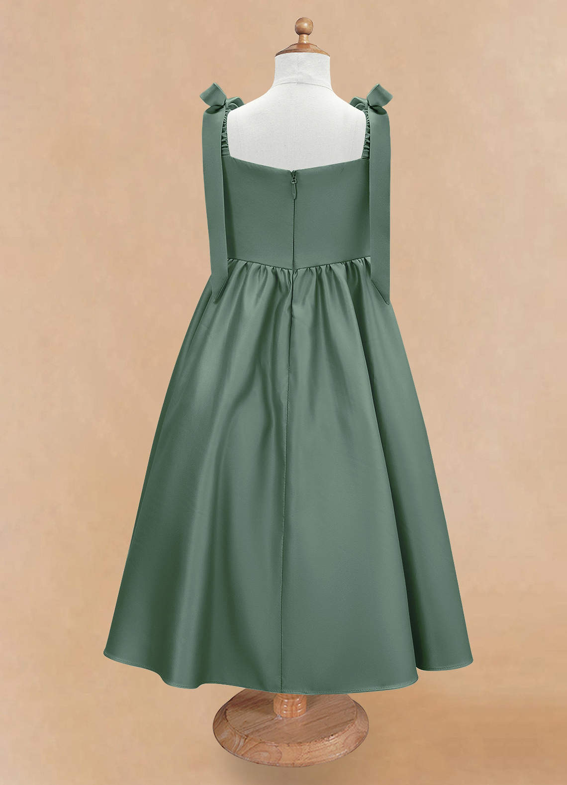 Azazie Chelsie Blumenmädchenkleider A-Linie Schleifen Matte Satin Kleid Eukalyptus image5