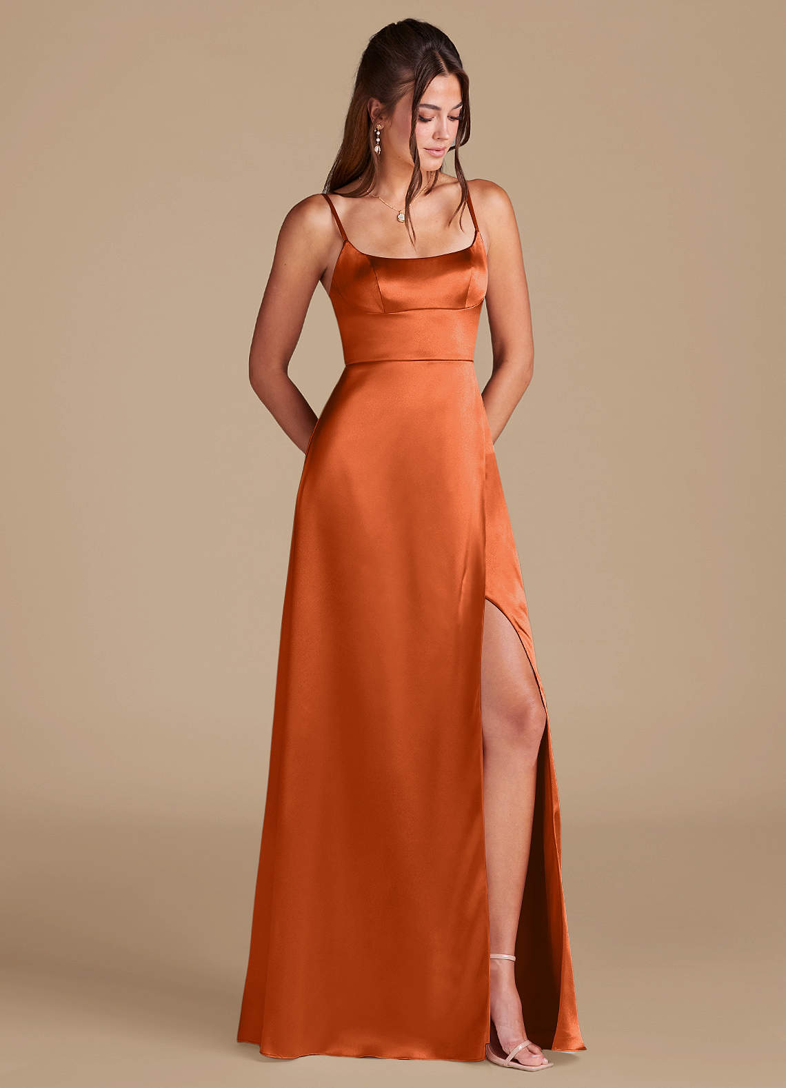 Azazie Halsey Vestidos de madrinha de casamento Vestir Laranja Queimada de Cetim Metálico de Linha A com Fenda Lateral image1