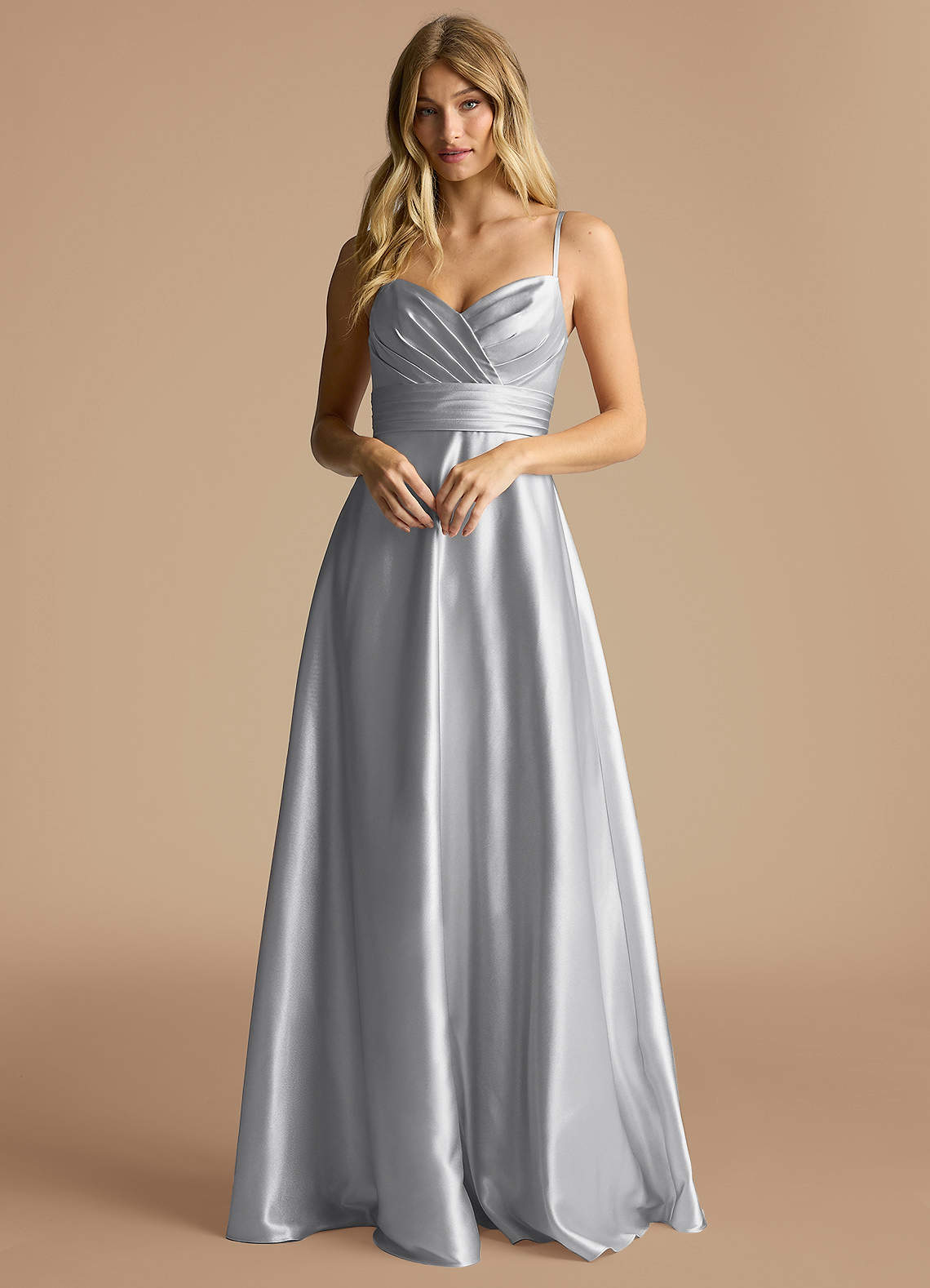 Azazie Oliana Vestidos de damas de honor Vestido de Plata de Satén Metálico de Corte en A con Plisado image1