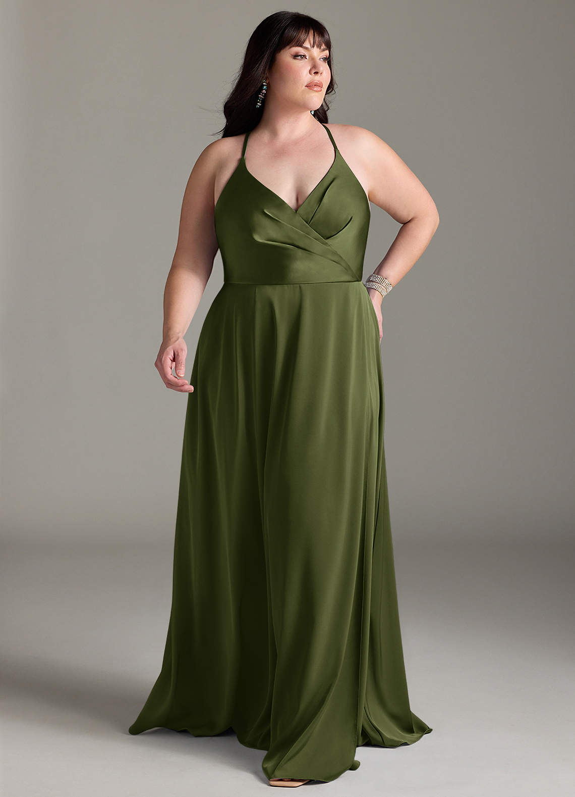 Azazie Davis Robes de demoiselle d'honneur Robe Trapèze en Satin extensible Plissée Olive image1