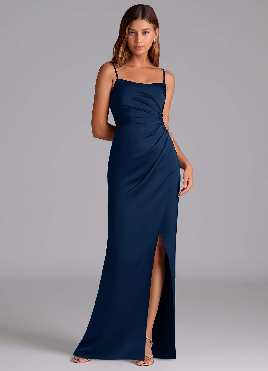 Azazie Calandra Robes de demoiselle d'honneur Robe Trapèze en Satin extensible Plissée Bleu Marine Foncé image1